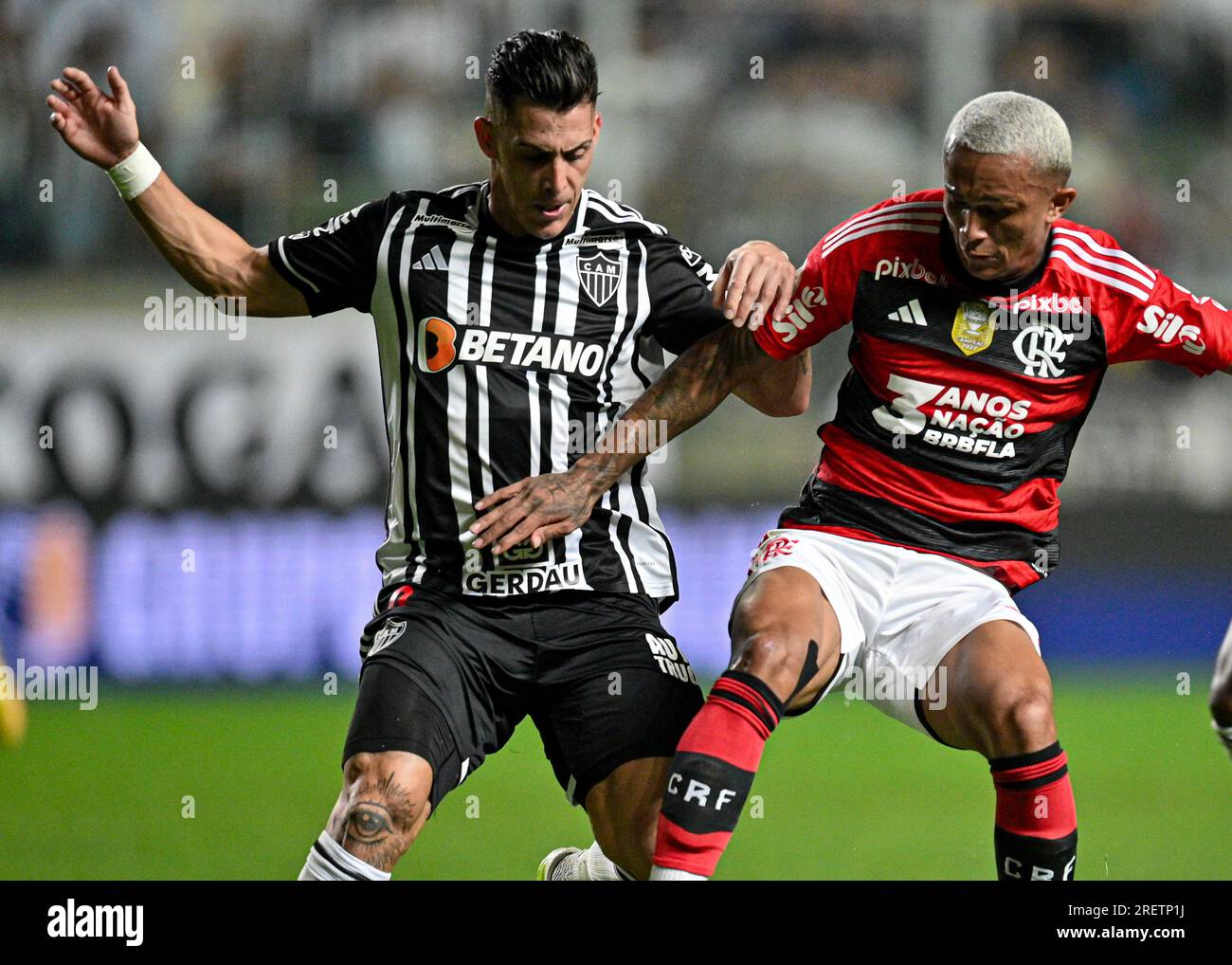 Belo Horizonte, Brasile. 29 luglio 2023. Cristian Pavon dell'Atletico Mineiro si batte per la palla di possesso con Wesley del Flamengo, durante la partita tra Atletico Mineiro e Flamengo, per la serie A brasiliana 2023, all'Arena Independencia Stadium, a Belo Horizonte il 29 luglio. Foto: Gledston Tavares/DiaEsportivo/Alamy Live News Credit: DiaEsportivo/Alamy Live News Foto Stock