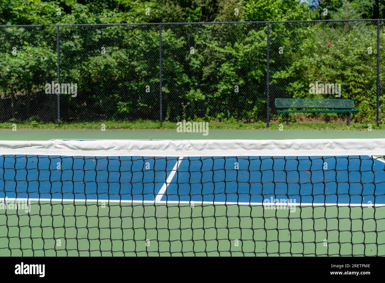 Immagine di esempio di un campo da basket vuoto con superficie multicolore e linee bianche. Foto Stock