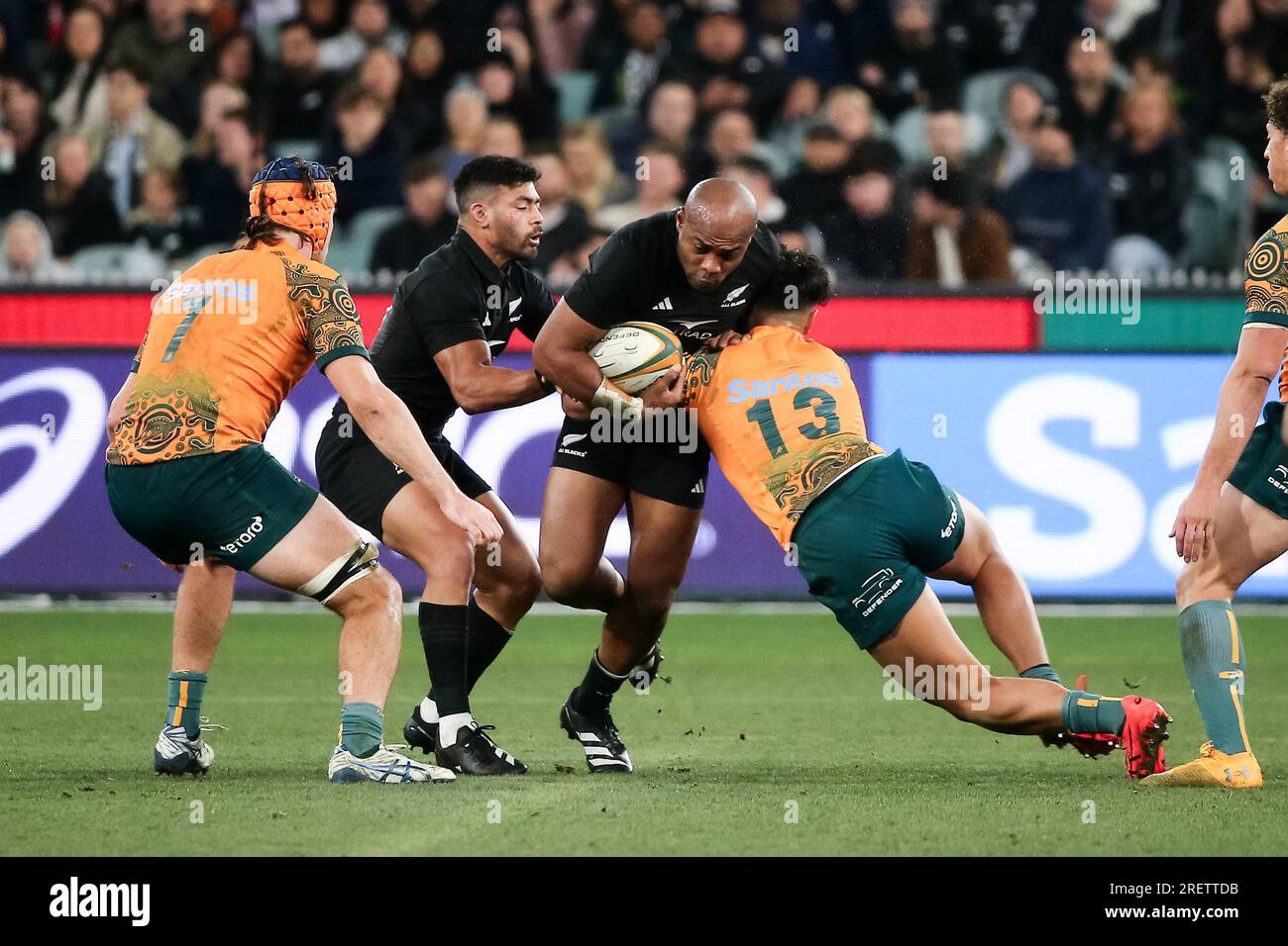 Melbourne, Australia, 29 luglio 2023. Mark Telea degli All Blacks viene affrontato da Jordan Petaia dei Wallabies durante il Bledisloe Cup match tra Australia Wallabies e New Zealand All Blacks al Melbourne Cricket Ground il 29 luglio 2023 a Melbourne, in Australia. Crediti: Dave Hewison/Speed Media/Alamy Live News Foto Stock