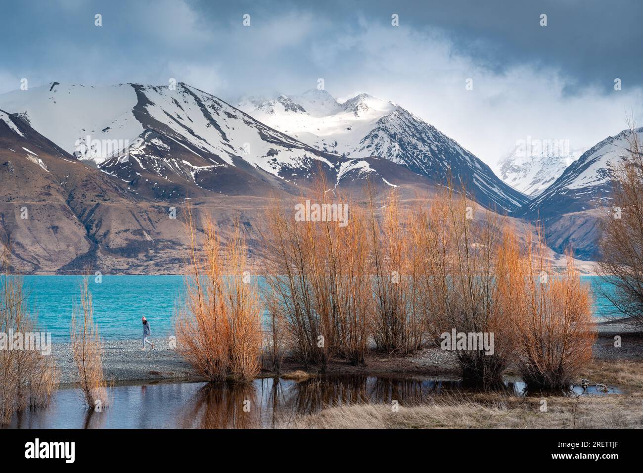 Modella asiatica femminile goditi la splendida vista panoramica dell'alba sulla sponda orientale del lago Pukaki, con la loro affascinante tonalità turchese. Foto Stock