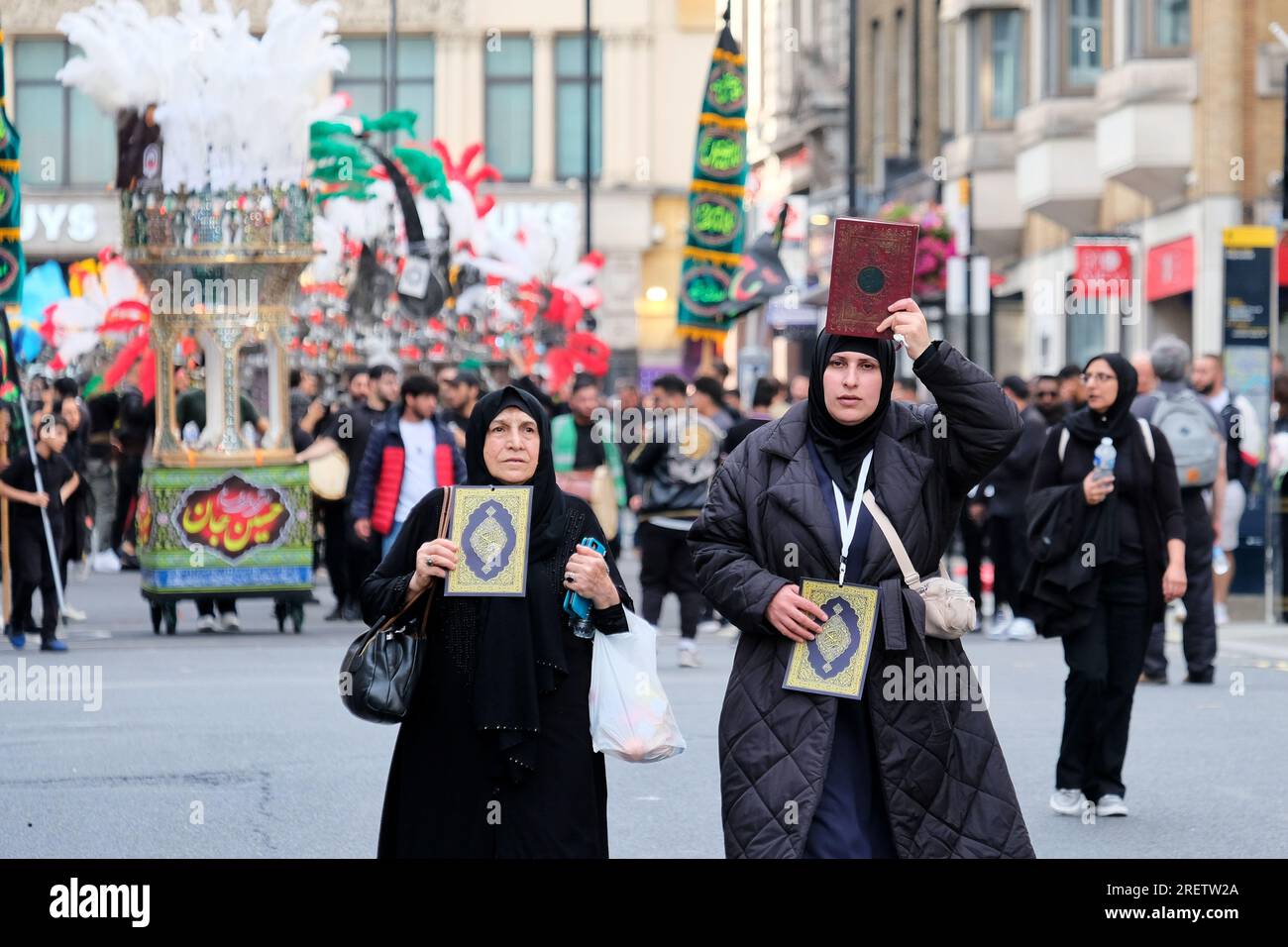 Londra, Regno Unito. 29 luglio 2023. La comunità musulmana sciita commemorò il sacrificio e il martirio dell'Imam Hussain nella processione annuale di Ashura attraverso il West End. Quest'anno, le copertine del corano appositamente stampate sono state distribuite ai partecipanti denunciando diverse ustioni del libro sacro in Danimarca e Svezia quest'anno, e chiedendo anche protezioni legali contro tali atti. Credito: Fotografia dell'undicesima ora/Alamy Live News Foto Stock