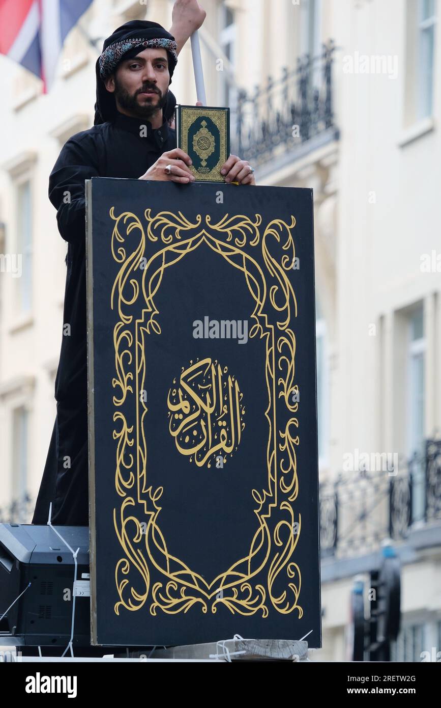 Londra, Regno Unito. 29 luglio 2023. La comunità musulmana sciita commemorò il sacrificio e il martirio dell'Imam Hussain nella processione annuale di Ashura attraverso il West End. Quest'anno, le copertine del corano appositamente stampate sono state distribuite ai partecipanti denunciando diverse ustioni del libro sacro in Danimarca e Svezia quest'anno, e chiedendo anche protezioni legali contro tali atti. Credito: Fotografia dell'undicesima ora/Alamy Live News Foto Stock
