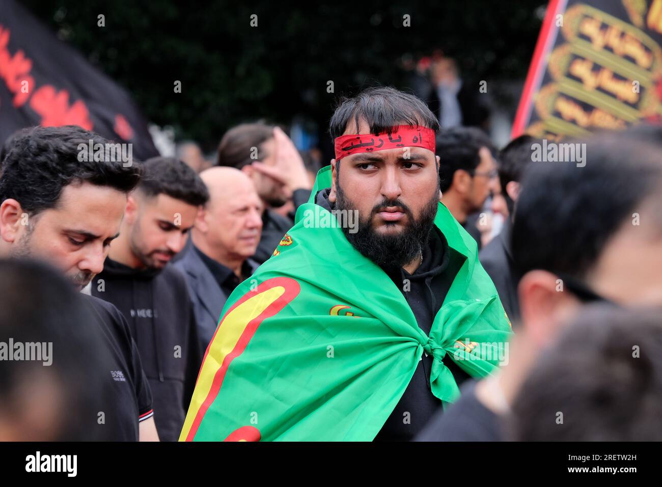 Londra, Regno Unito. 29 luglio 2023. La comunità musulmana sciita commemorò il sacrificio e il martirio dell'Imam Hussain nella processione annuale di Ashura attraverso il West End. Quest'anno, le copertine del corano appositamente stampate sono state distribuite ai partecipanti denunciando diverse ustioni del libro sacro in Danimarca e Svezia quest'anno, e chiedendo anche protezioni legali contro tali atti. Credito: Fotografia dell'undicesima ora/Alamy Live News Foto Stock