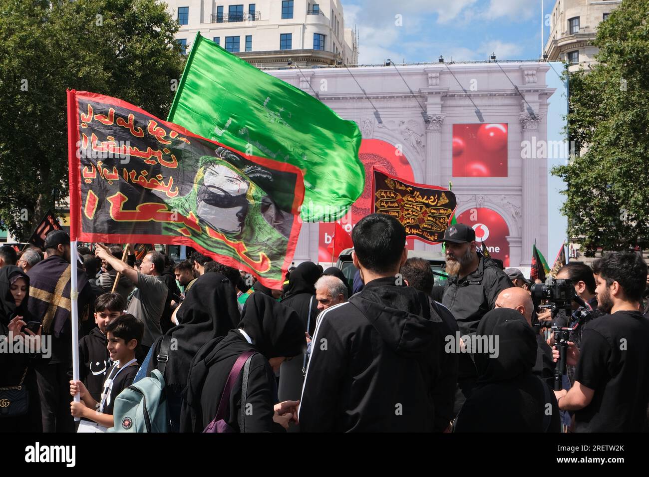 Londra, Regno Unito. 29 luglio 2023. La comunità musulmana sciita commemorò il sacrificio e il martirio dell'Imam Hussain nella processione annuale di Ashura attraverso il West End. Quest'anno, le copertine del corano appositamente stampate sono state distribuite ai partecipanti denunciando diverse ustioni del libro sacro in Danimarca e Svezia quest'anno, e chiedendo anche protezioni legali contro tali atti. Credito: Fotografia dell'undicesima ora/Alamy Live News Foto Stock