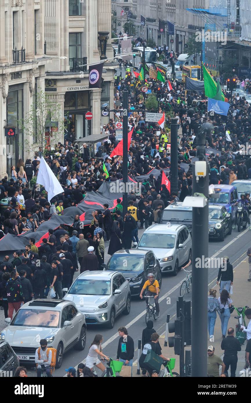 Londra, Regno Unito. 29 luglio 2023. La comunità musulmana sciita commemorò il sacrificio e il martirio dell'Imam Hussain nella processione annuale di Ashura attraverso il West End. Quest'anno, le copertine del corano appositamente stampate sono state distribuite ai partecipanti denunciando diverse ustioni del libro sacro in Danimarca e Svezia quest'anno, e chiedendo anche protezioni legali contro tali atti. Credito: Fotografia dell'undicesima ora/Alamy Live News Foto Stock