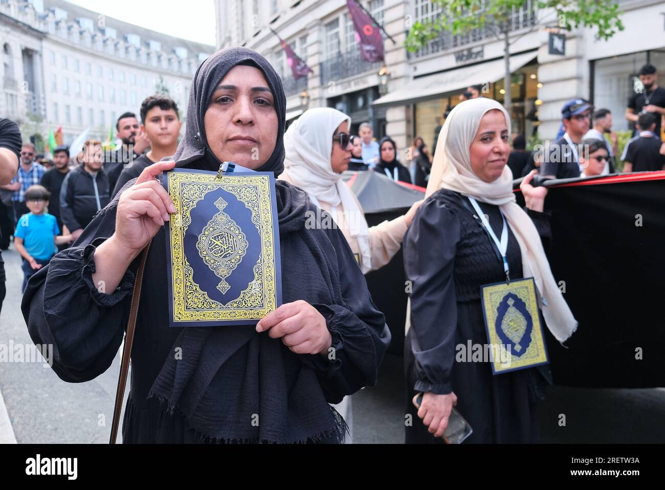 Londra, Regno Unito. 29 luglio 2023. La comunità musulmana sciita commemorò il sacrificio e il martirio dell'Imam Hussain nella processione annuale di Ashura attraverso il West End. Quest'anno, le copertine del corano appositamente stampate sono state distribuite ai partecipanti denunciando diverse ustioni del libro sacro in Danimarca e Svezia quest'anno, e chiedendo anche protezioni legali contro tali atti. Credito: Fotografia dell'undicesima ora/Alamy Live News Foto Stock
