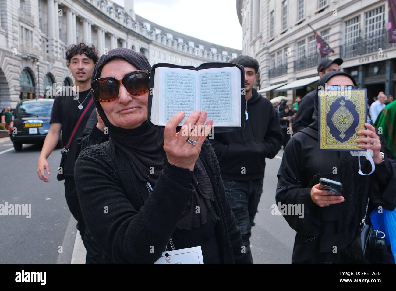 Londra, Regno Unito. 29 luglio 2023. La comunità musulmana sciita commemorò il sacrificio e il martirio dell'Imam Hussain nella processione annuale di Ashura attraverso il West End. Quest'anno, le copertine del corano appositamente stampate sono state distribuite ai partecipanti denunciando diverse ustioni del libro sacro in Danimarca e Svezia quest'anno, e chiedendo anche protezioni legali contro tali atti. Credito: Fotografia dell'undicesima ora/Alamy Live News Foto Stock
