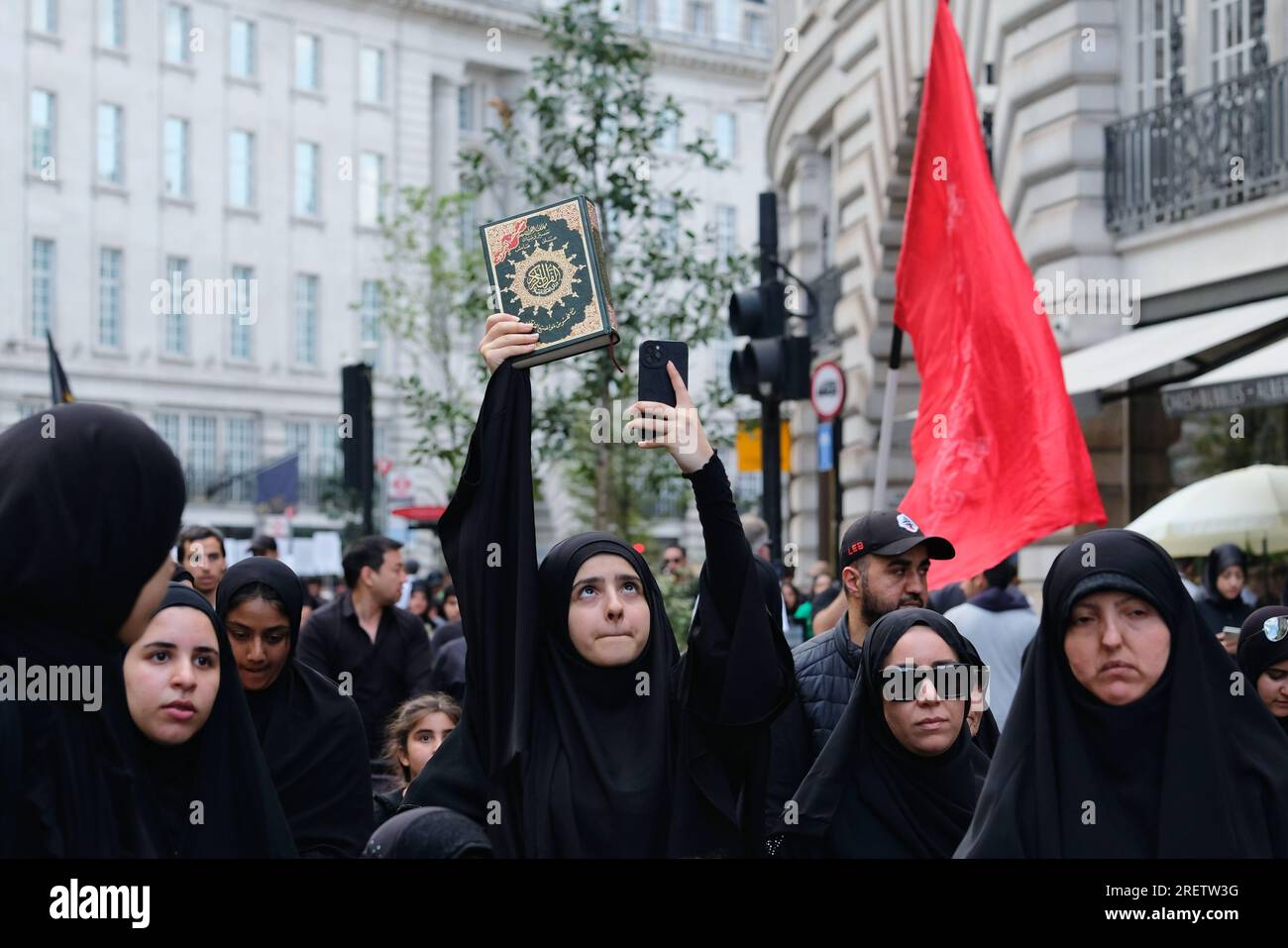 Londra, Regno Unito. 29 luglio 2023. La comunità musulmana sciita commemorò il sacrificio e il martirio dell'Imam Hussain nella processione annuale di Ashura attraverso il West End. Quest'anno, le copertine del corano appositamente stampate sono state distribuite ai partecipanti denunciando diverse ustioni del libro sacro in Danimarca e Svezia quest'anno, e chiedendo anche protezioni legali contro tali atti. Credito: Fotografia dell'undicesima ora/Alamy Live News Foto Stock
