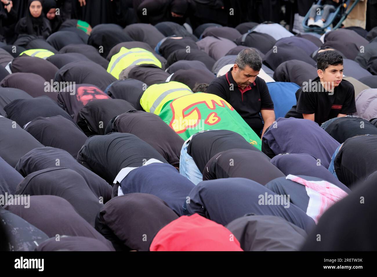 Londra, Regno Unito. 29 luglio 2023. La comunità musulmana sciita commemorò il sacrificio e il martirio dell'Imam Hussain nella processione annuale di Ashura attraverso il West End. Quest'anno, le copertine del corano appositamente stampate sono state distribuite ai partecipanti denunciando diverse ustioni del libro sacro in Danimarca e Svezia quest'anno, e chiedendo anche protezioni legali contro tali atti. Credito: Fotografia dell'undicesima ora/Alamy Live News Foto Stock