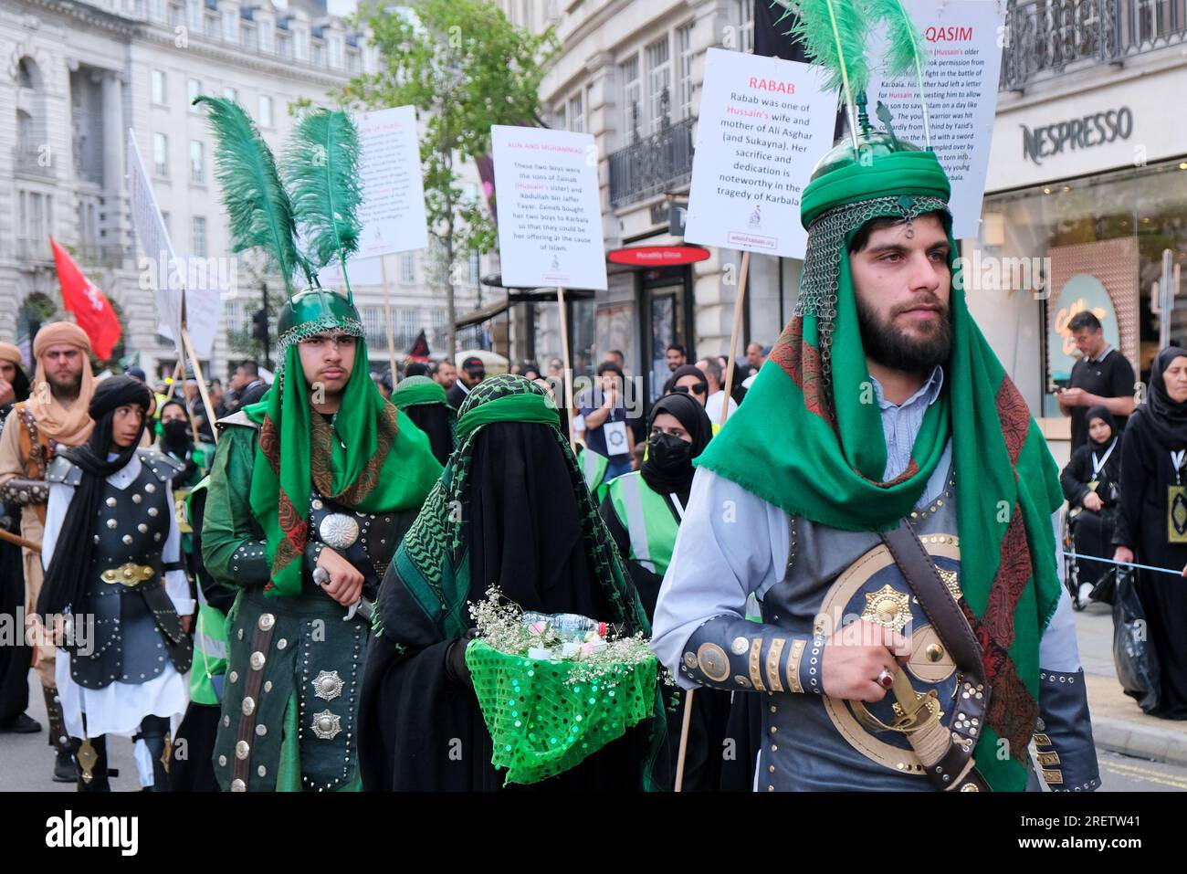 Londra, Regno Unito. 29 luglio 2023. La comunità musulmana sciita commemorò il sacrificio e il martirio dell'Imam Hussain nella processione annuale di Ashura attraverso il West End. Quest'anno, le copertine del corano appositamente stampate sono state distribuite ai partecipanti denunciando diverse ustioni del libro sacro in Danimarca e Svezia quest'anno, e chiedendo anche protezioni legali contro tali atti. Credito: Fotografia dell'undicesima ora/Alamy Live News Foto Stock