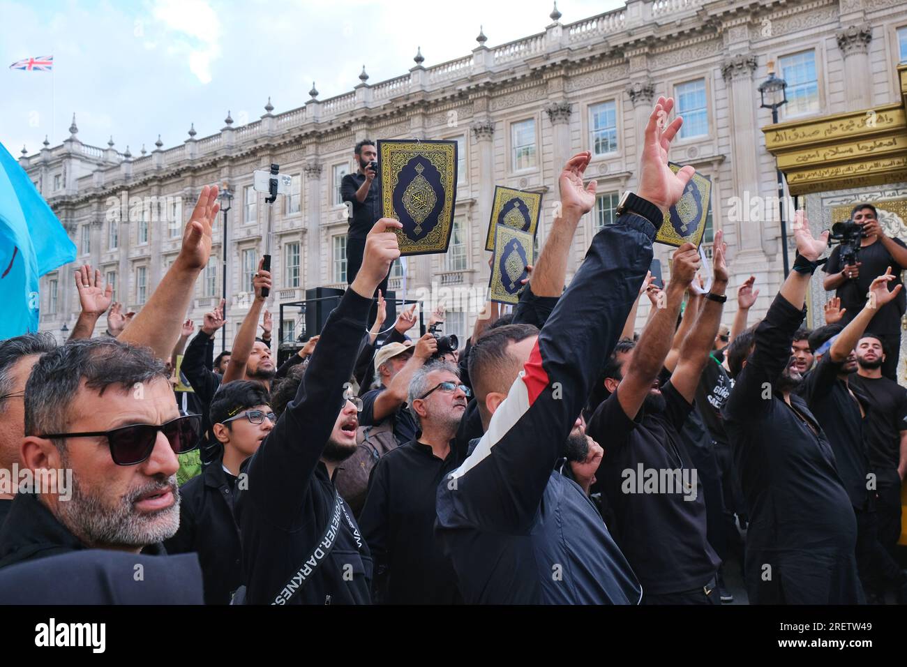 Londra, Regno Unito. 29 luglio 2023. La comunità musulmana sciita commemorò il sacrificio e il martirio dell'Imam Hussain nella processione annuale di Ashura attraverso il West End. Quest'anno, le copertine del corano appositamente stampate sono state distribuite ai partecipanti denunciando diverse ustioni del libro sacro in Danimarca e Svezia quest'anno, e chiedendo anche protezioni legali contro tali atti. Credito: Fotografia dell'undicesima ora/Alamy Live News Foto Stock