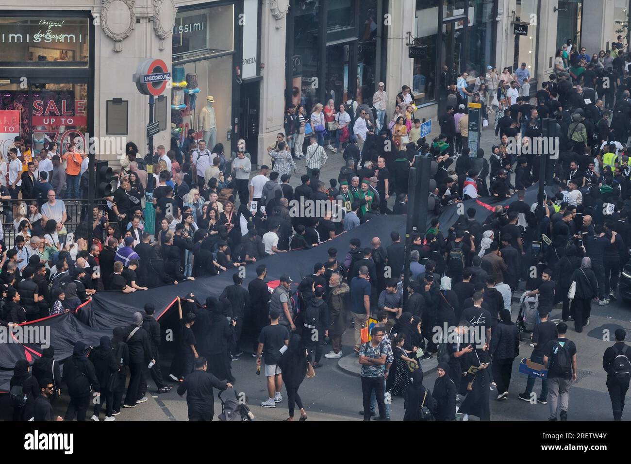 Londra, Regno Unito. 29 luglio 2023. La comunità musulmana sciita commemorò il sacrificio e il martirio dell'Imam Hussain nella processione annuale di Ashura attraverso il West End. Quest'anno, le copertine del corano appositamente stampate sono state distribuite ai partecipanti denunciando diverse ustioni del libro sacro in Danimarca e Svezia quest'anno, e chiedendo anche protezioni legali contro tali atti. Credito: Fotografia dell'undicesima ora/Alamy Live News Foto Stock
