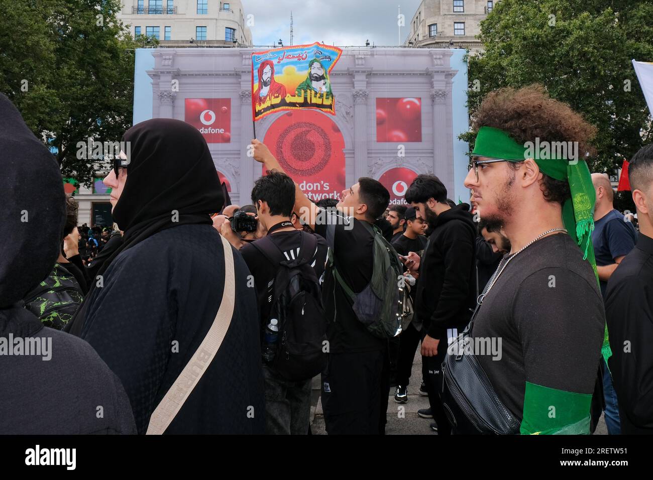 Londra, Regno Unito. 29 luglio 2023. La comunità musulmana sciita commemorò il sacrificio e il martirio dell'Imam Hussain nella processione annuale di Ashura attraverso il West End. Quest'anno, le copertine del corano appositamente stampate sono state distribuite ai partecipanti denunciando diverse ustioni del libro sacro in Danimarca e Svezia quest'anno, e chiedendo anche protezioni legali contro tali atti. Credito: Fotografia dell'undicesima ora/Alamy Live News Foto Stock
