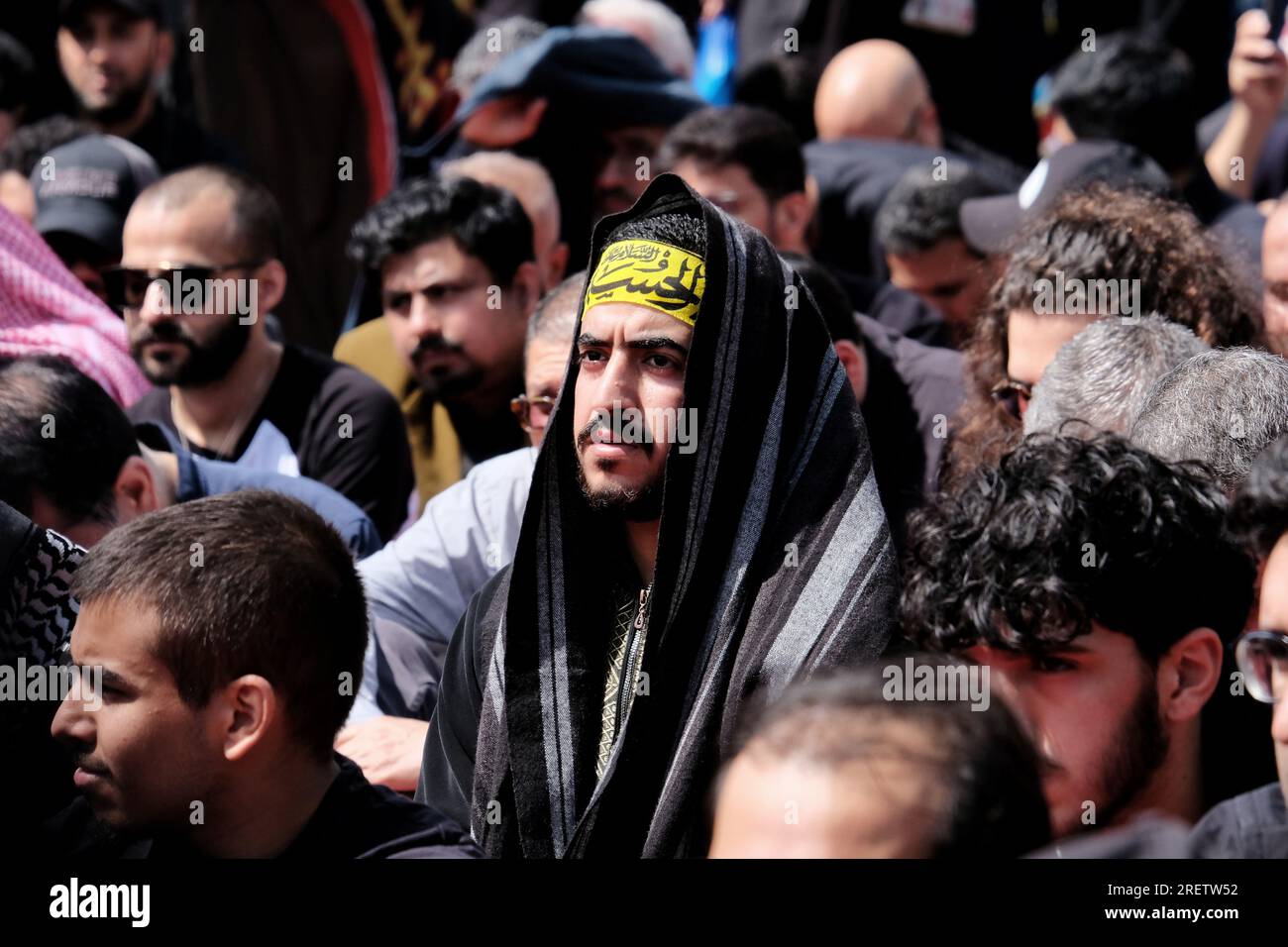 Londra, Regno Unito. 29 luglio 2023. La comunità musulmana sciita commemorò il sacrificio e il martirio dell'Imam Hussain nella processione annuale di Ashura attraverso il West End. Quest'anno, le copertine del corano appositamente stampate sono state distribuite ai partecipanti denunciando diverse ustioni del libro sacro in Danimarca e Svezia quest'anno, e chiedendo anche protezioni legali contro tali atti. Credito: Fotografia dell'undicesima ora/Alamy Live News Foto Stock