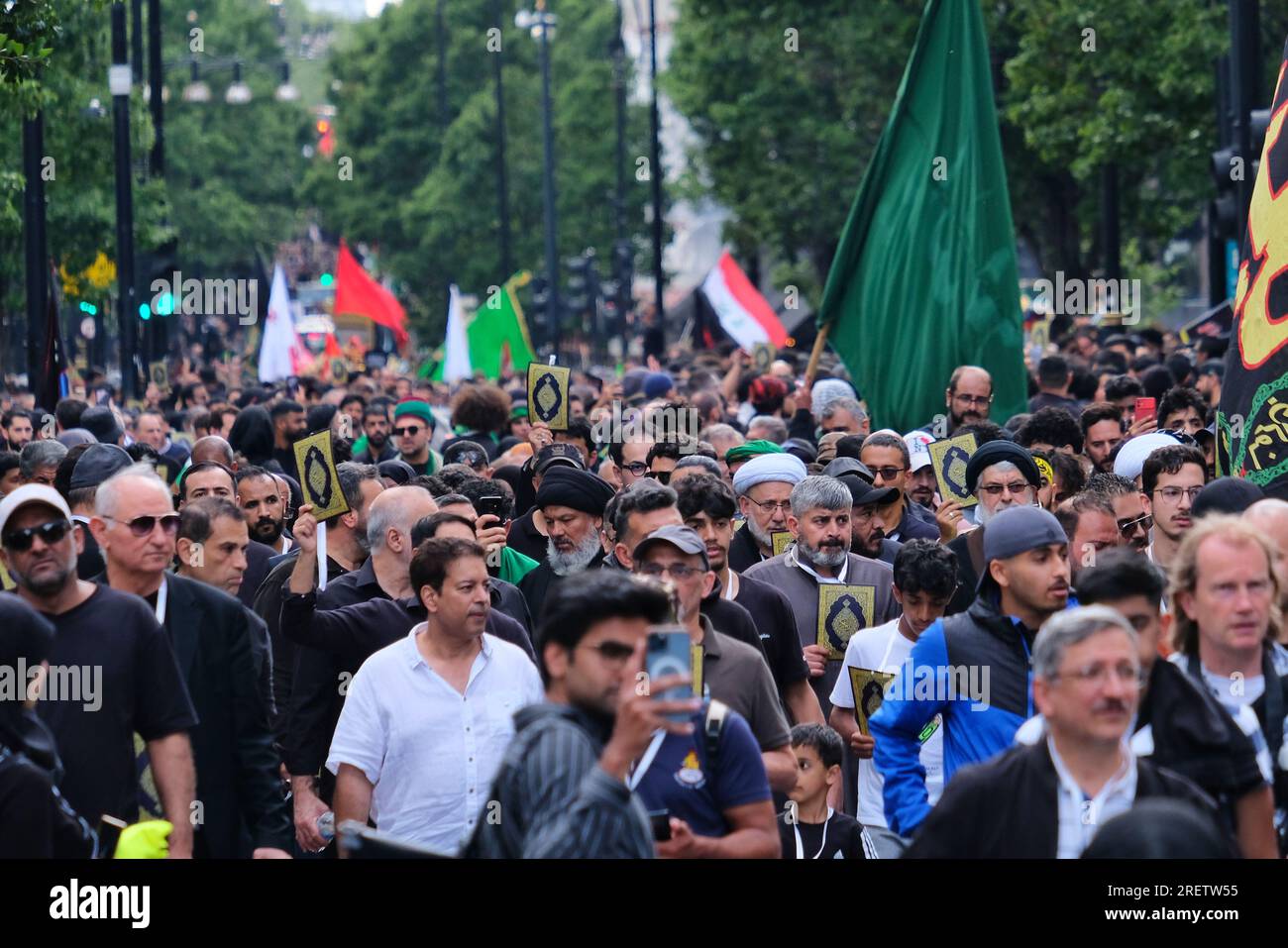 Londra, Regno Unito. 29 luglio 2023. La comunità musulmana sciita commemorò il sacrificio e il martirio dell'Imam Hussain nella processione annuale di Ashura attraverso il West End. Quest'anno, le copertine del corano appositamente stampate sono state distribuite ai partecipanti denunciando diverse ustioni del libro sacro in Danimarca e Svezia quest'anno, e chiedendo anche protezioni legali contro tali atti. Credito: Fotografia dell'undicesima ora/Alamy Live News Foto Stock