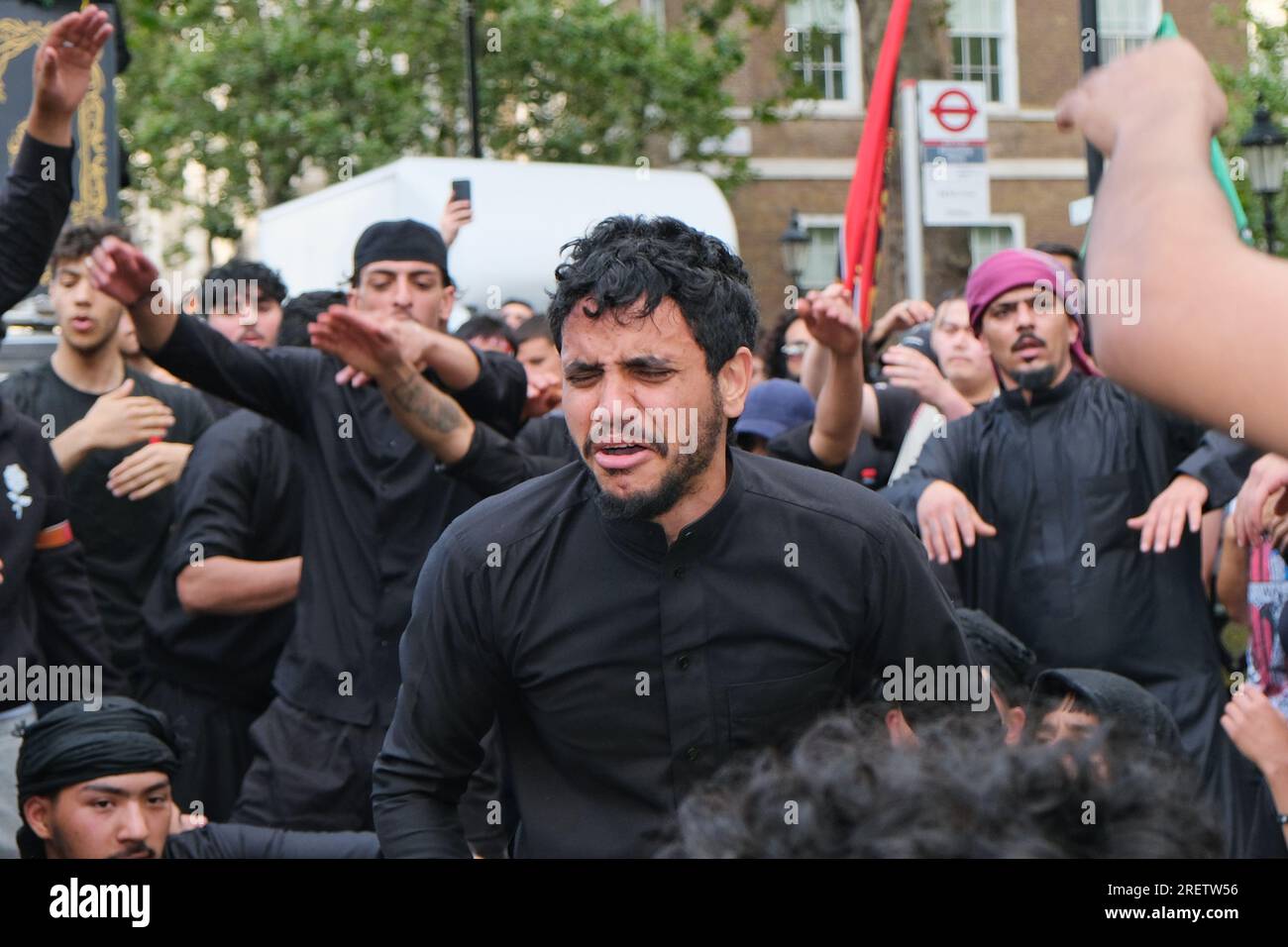Londra, Regno Unito. 29 luglio 2023. La comunità musulmana sciita commemorò il sacrificio e il martirio dell'Imam Hussain nella processione annuale di Ashura attraverso il West End. Quest'anno, le copertine del corano appositamente stampate sono state distribuite ai partecipanti denunciando diverse ustioni del libro sacro in Danimarca e Svezia quest'anno, e chiedendo anche protezioni legali contro tali atti. Credito: Fotografia dell'undicesima ora/Alamy Live News Foto Stock