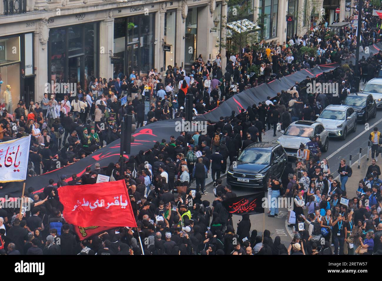 Londra, Regno Unito. 29 luglio 2023. La comunità musulmana sciita commemorò il sacrificio e il martirio dell'Imam Hussain nella processione annuale di Ashura attraverso il West End. Quest'anno, le copertine del corano appositamente stampate sono state distribuite ai partecipanti denunciando diverse ustioni del libro sacro in Danimarca e Svezia quest'anno, e chiedendo anche protezioni legali contro tali atti. Credito: Fotografia dell'undicesima ora/Alamy Live News Foto Stock