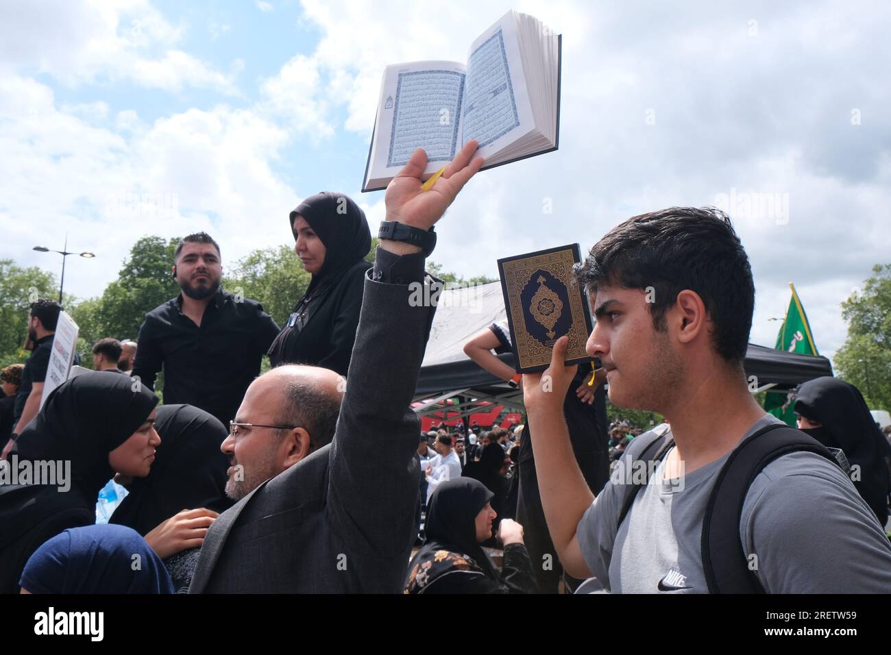 Londra, Regno Unito. 29 luglio 2023. La comunità musulmana sciita commemorò il sacrificio e il martirio dell'Imam Hussain nella processione annuale di Ashura attraverso il West End. Quest'anno, le copertine del corano appositamente stampate sono state distribuite ai partecipanti denunciando diverse ustioni del libro sacro in Danimarca e Svezia quest'anno, e chiedendo anche protezioni legali contro tali atti. Credito: Fotografia dell'undicesima ora/Alamy Live News Foto Stock