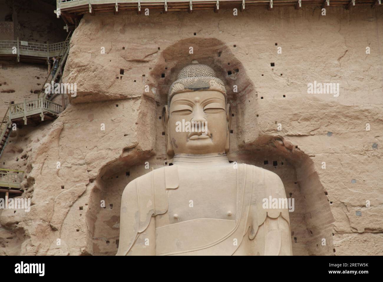 YONGJING, CINA - 24 LUGLIO 2023 - la scultura in pietra e argilla alta 27 metri del Buddha gigante Maitreya della dinastia Tang è visibile al Tempio Bingling i Foto Stock