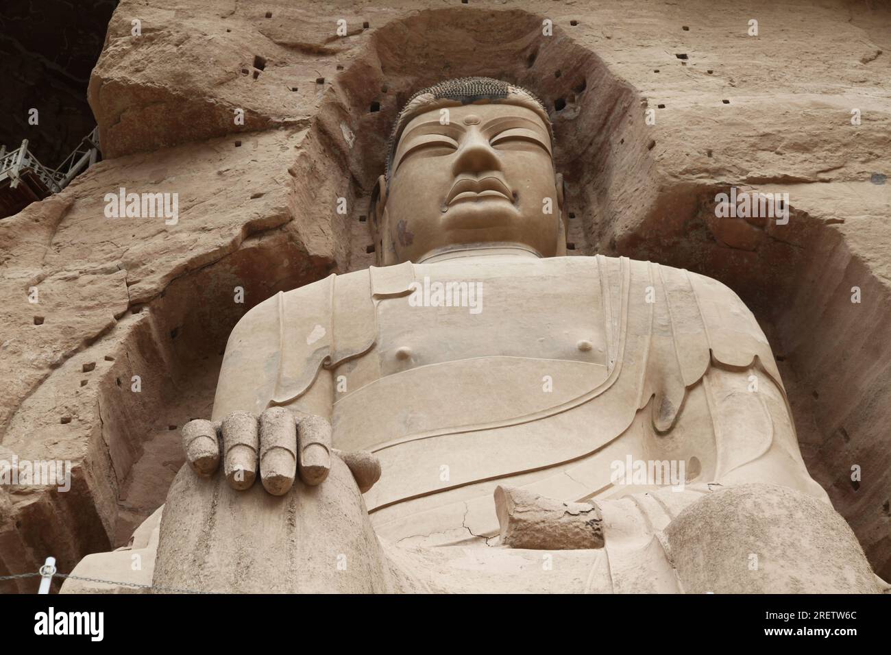 YONGJING, CINA - 24 LUGLIO 2023 - la scultura in pietra e argilla alta 27 metri del Buddha gigante Maitreya della dinastia Tang è visibile al Tempio Bingling i Foto Stock