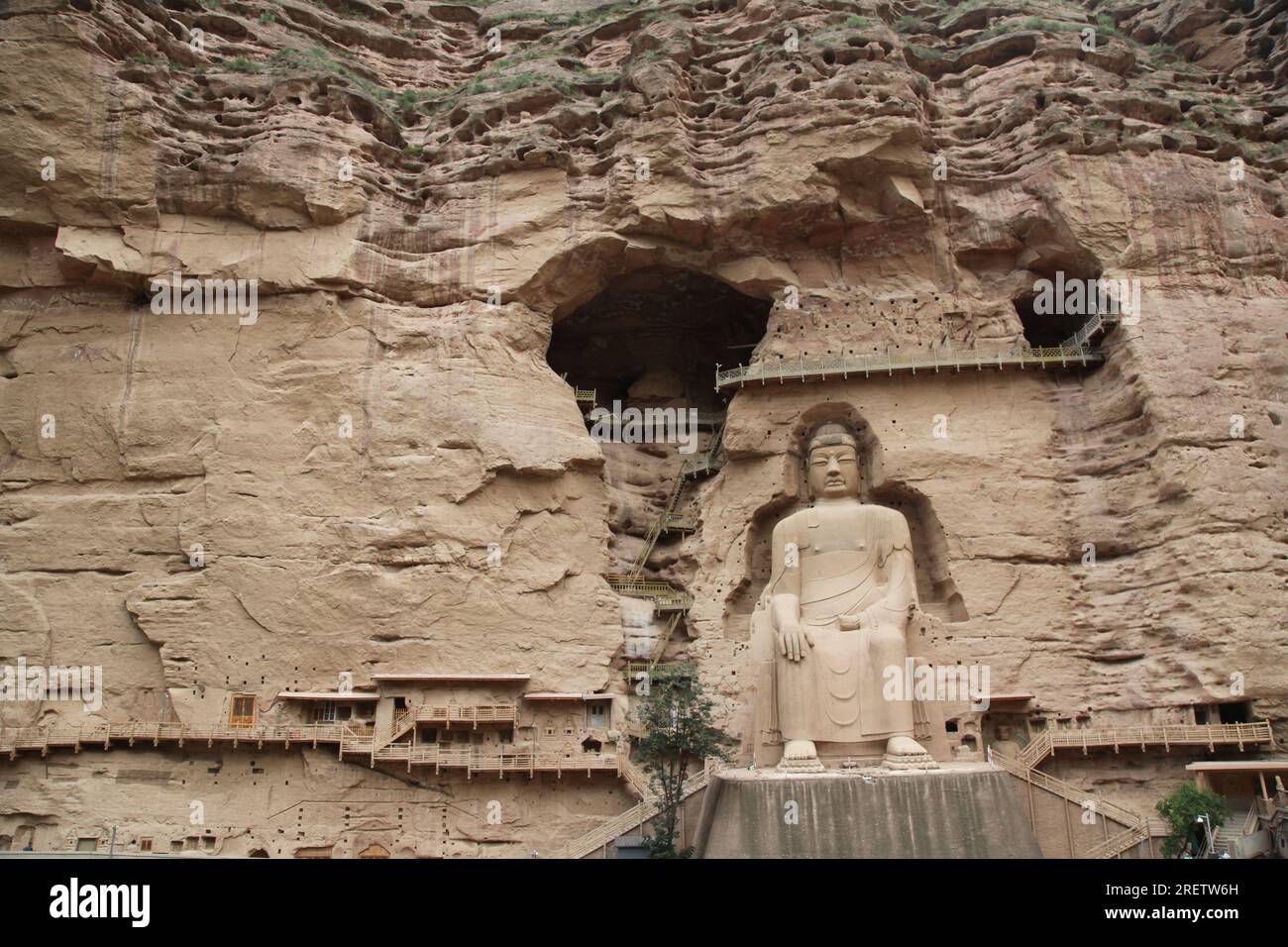 YONGJING, CINA - 24 LUGLIO 2023 - la scultura in pietra e argilla alta 27 metri del Buddha gigante Maitreya della dinastia Tang è visibile al Tempio Bingling i Foto Stock