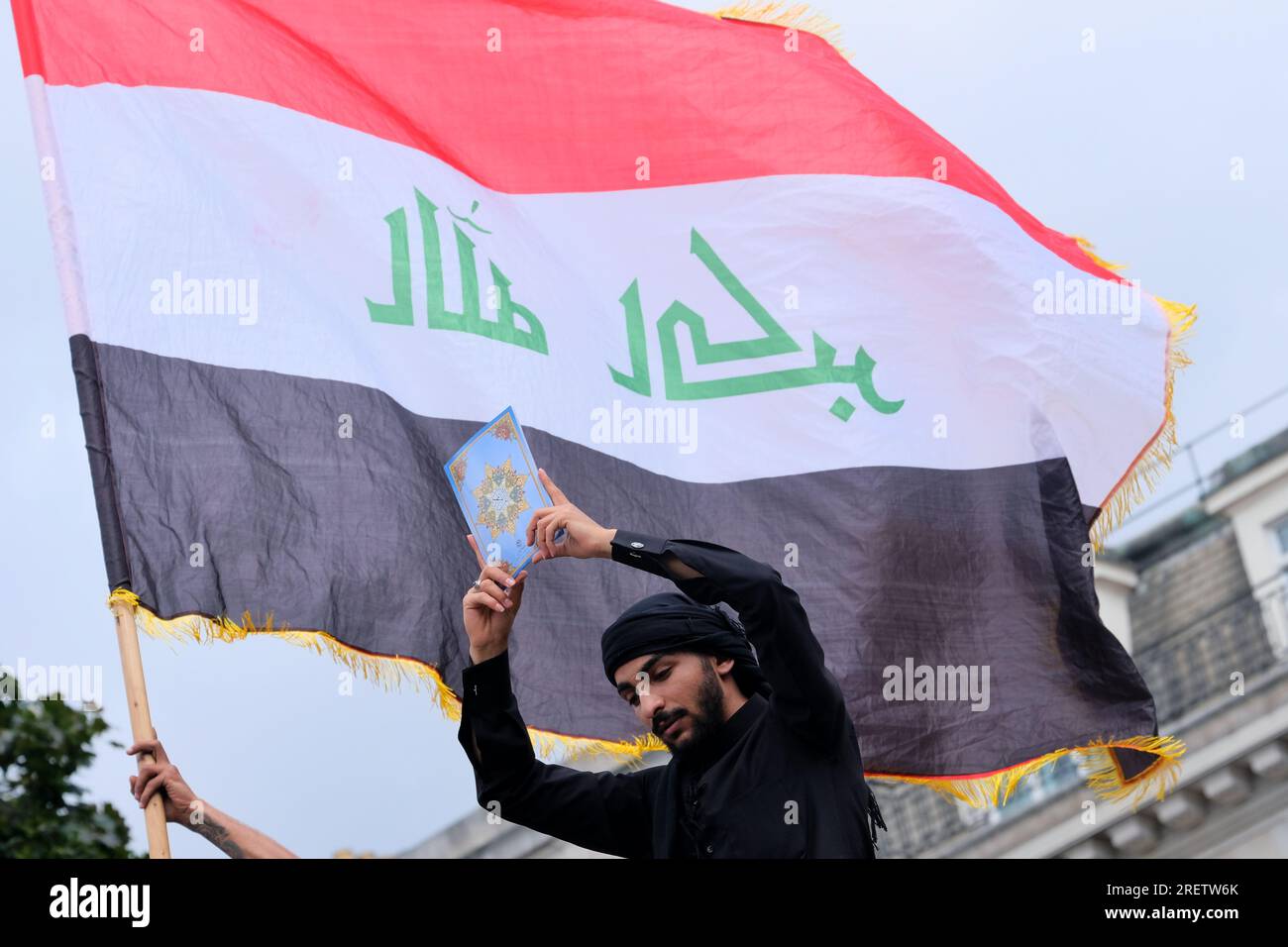 Londra, Regno Unito. 29 luglio 2023. La comunità musulmana sciita commemorò il sacrificio e il martirio dell'Imam Hussain nella processione annuale di Ashura attraverso il West End. Quest'anno, le copertine del corano appositamente stampate sono state distribuite ai partecipanti denunciando diverse ustioni del libro sacro in Danimarca e Svezia quest'anno, e chiedendo anche protezioni legali contro tali atti. Credito: Fotografia dell'undicesima ora/Alamy Live News Foto Stock