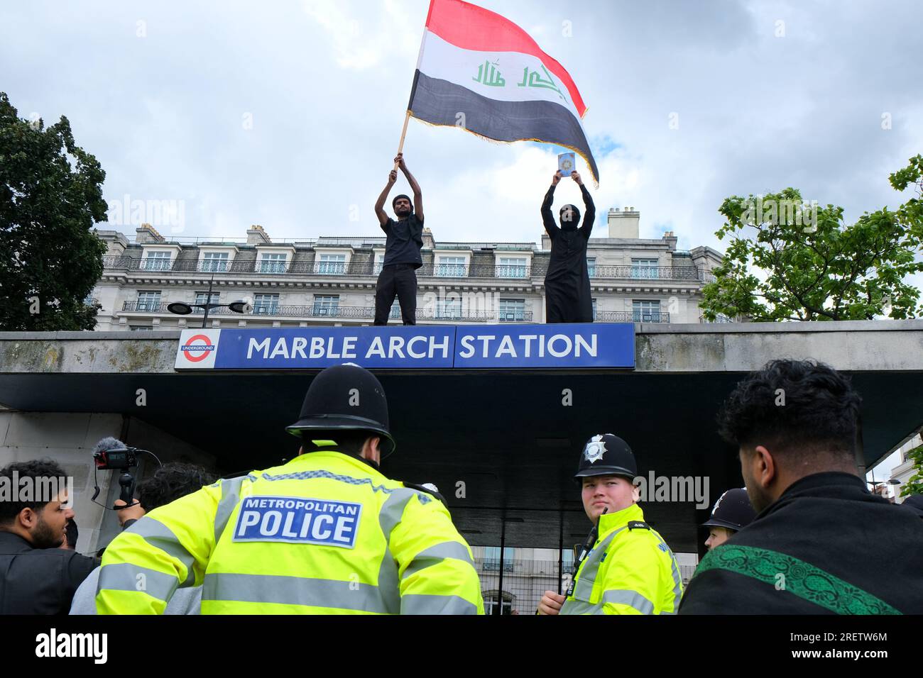 Londra, Regno Unito. 29 luglio 2023. La comunità musulmana sciita commemorò il sacrificio e il martirio dell'Imam Hussain nella processione annuale di Ashura attraverso il West End. Quest'anno, le copertine del corano appositamente stampate sono state distribuite ai partecipanti denunciando diverse ustioni del libro sacro in Danimarca e Svezia quest'anno, e chiedendo anche protezioni legali contro tali atti. Credito: Fotografia dell'undicesima ora/Alamy Live News Foto Stock