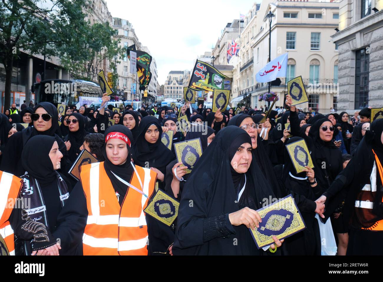 Londra, Regno Unito. 29 luglio 2023. La comunità musulmana sciita commemorò il sacrificio e il martirio dell'Imam Hussain nella processione annuale di Ashura attraverso il West End. Quest'anno, le copertine del corano appositamente stampate sono state distribuite ai partecipanti denunciando diverse ustioni del libro sacro in Danimarca e Svezia quest'anno, e chiedendo anche protezioni legali contro tali atti. Credito: Fotografia dell'undicesima ora/Alamy Live News Foto Stock