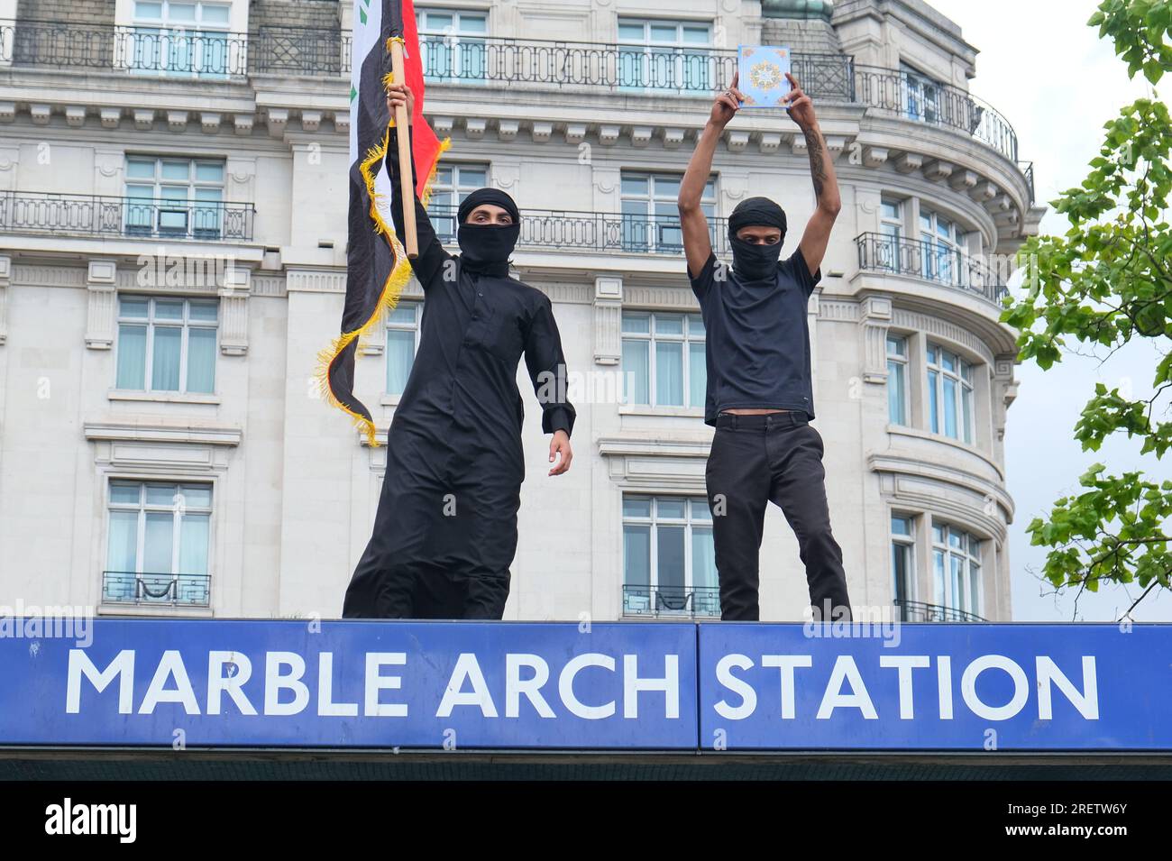 Londra, Regno Unito. 29 luglio 2023. La comunità musulmana sciita commemorò il sacrificio e il martirio dell'Imam Hussain nella processione annuale di Ashura attraverso il West End. Quest'anno, le copertine del corano appositamente stampate sono state distribuite ai partecipanti denunciando diverse ustioni del libro sacro in Danimarca e Svezia quest'anno, e chiedendo anche protezioni legali contro tali atti. Credito: Fotografia dell'undicesima ora/Alamy Live News Foto Stock