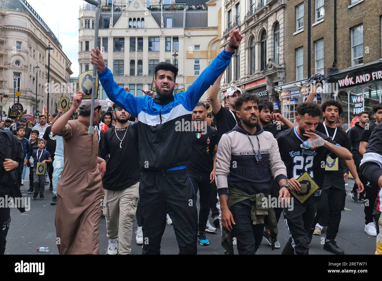 Londra, Regno Unito. 29 luglio 2023. La comunità musulmana sciita commemorò il sacrificio e il martirio dell'Imam Hussain nella processione annuale di Ashura attraverso il West End. Quest'anno, le copertine del corano appositamente stampate sono state distribuite ai partecipanti denunciando diverse ustioni del libro sacro in Danimarca e Svezia quest'anno, e chiedendo anche protezioni legali contro tali atti. Credito: Fotografia dell'undicesima ora/Alamy Live News Foto Stock