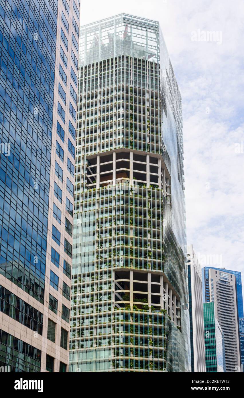 Edificio CapitaGreen Office a 40 piani in Raffles Place, nel CBD di Singapore Foto Stock