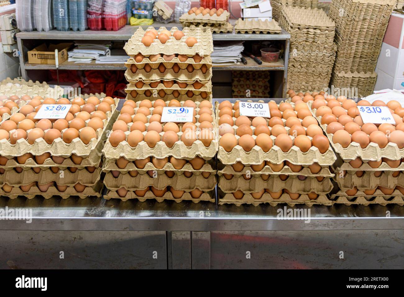 Uova fresche in mostra in una bancarella nel mercato umido del Chinatown Complex, Chinatown, Singapore Foto Stock