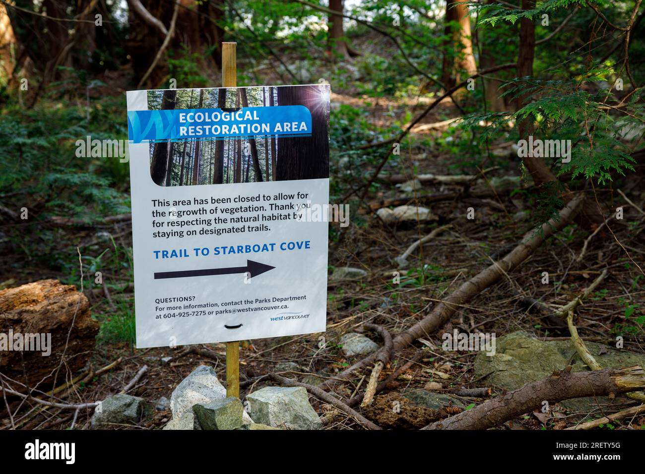 West Vancouver, Canada - 20 maggio 2023: Vista della segnaletica ecologica Restoration area all'interno del Lighthouse Park a West Vancouver Foto Stock
