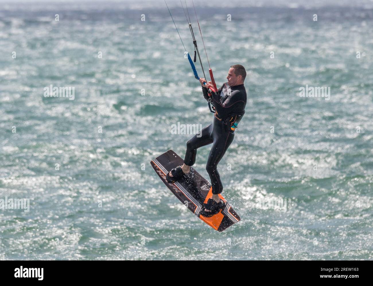 Garrylucas, Cork, Irlanda. 29 luglio 2023 Un kite surfer che sfrutta al meglio i venti forti di Garrylucas, Co. Cork, Irlanda. - Immagine: David Creedon / Alamy Live News Foto Stock
