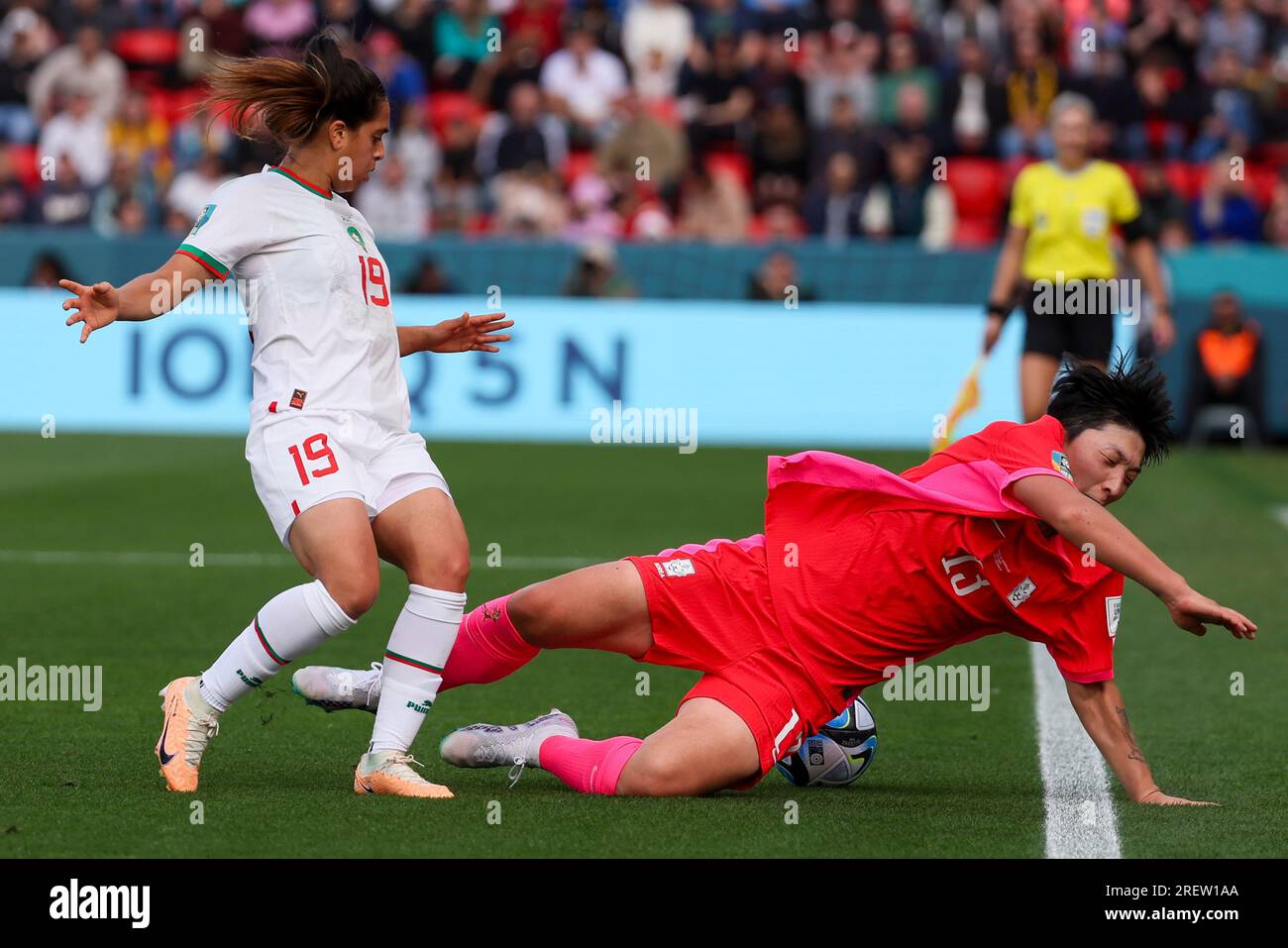 Morocco's Sakina Ouzraoui, left, and South Korea's Park Eun-sun compete for the ball during the Women's World Cup Group H soccer match between South Korea and Morocco in Adelaide, Australia, Sunday, July 30, 2023. (AP Photo/James Elsby) Foto Stock