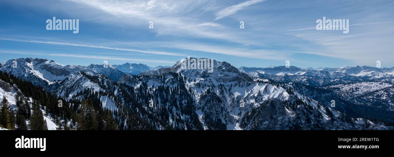 Vista panoramica mozzafiato sulle cime innevate delle Alpi tedesche e austriache in inverno Foto Stock