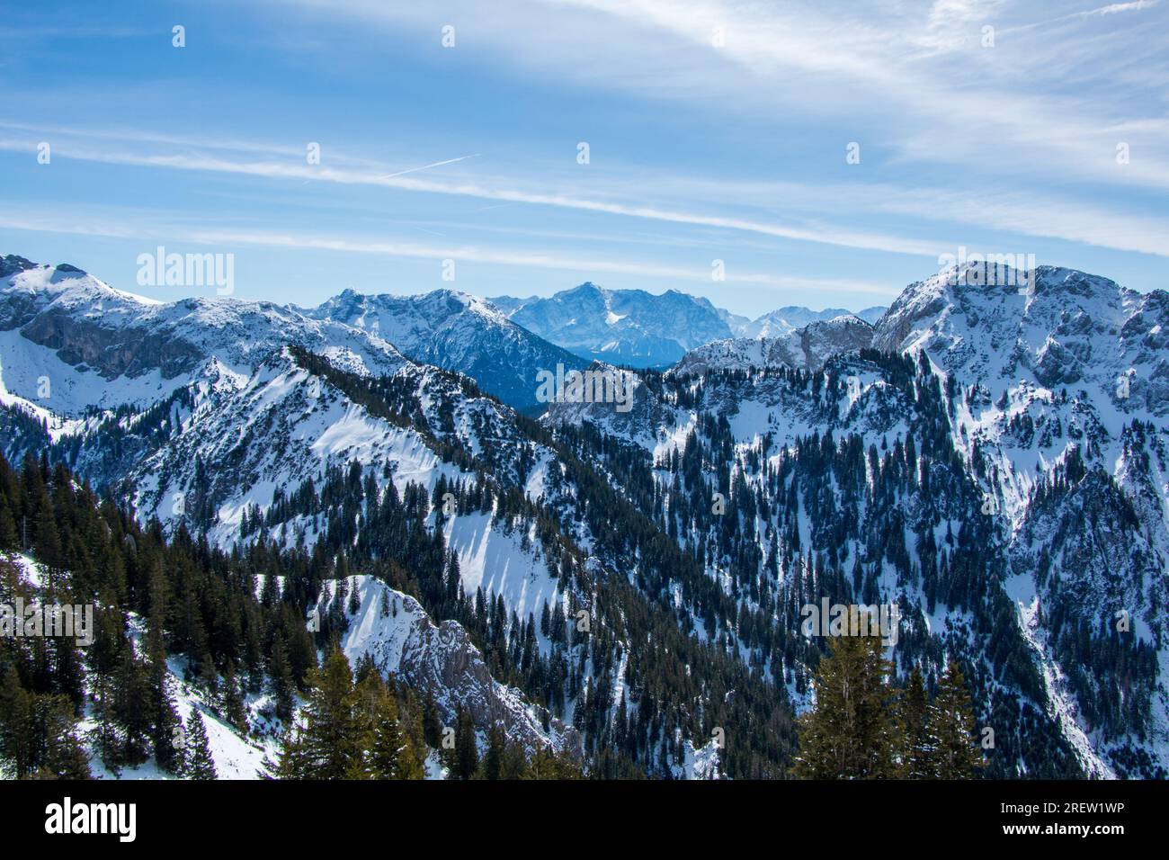 Vista mozzafiato delle vette innevate delle Alpi tedesche e austriache in inverno Foto Stock