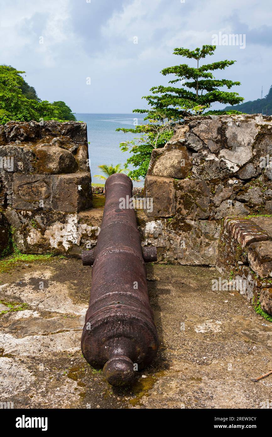 Cannon nella fortezza di Fuerte Santiago nel villaggio di Portobelo, provincia di Colon, Repubblica di Panama, America centrale Foto Stock