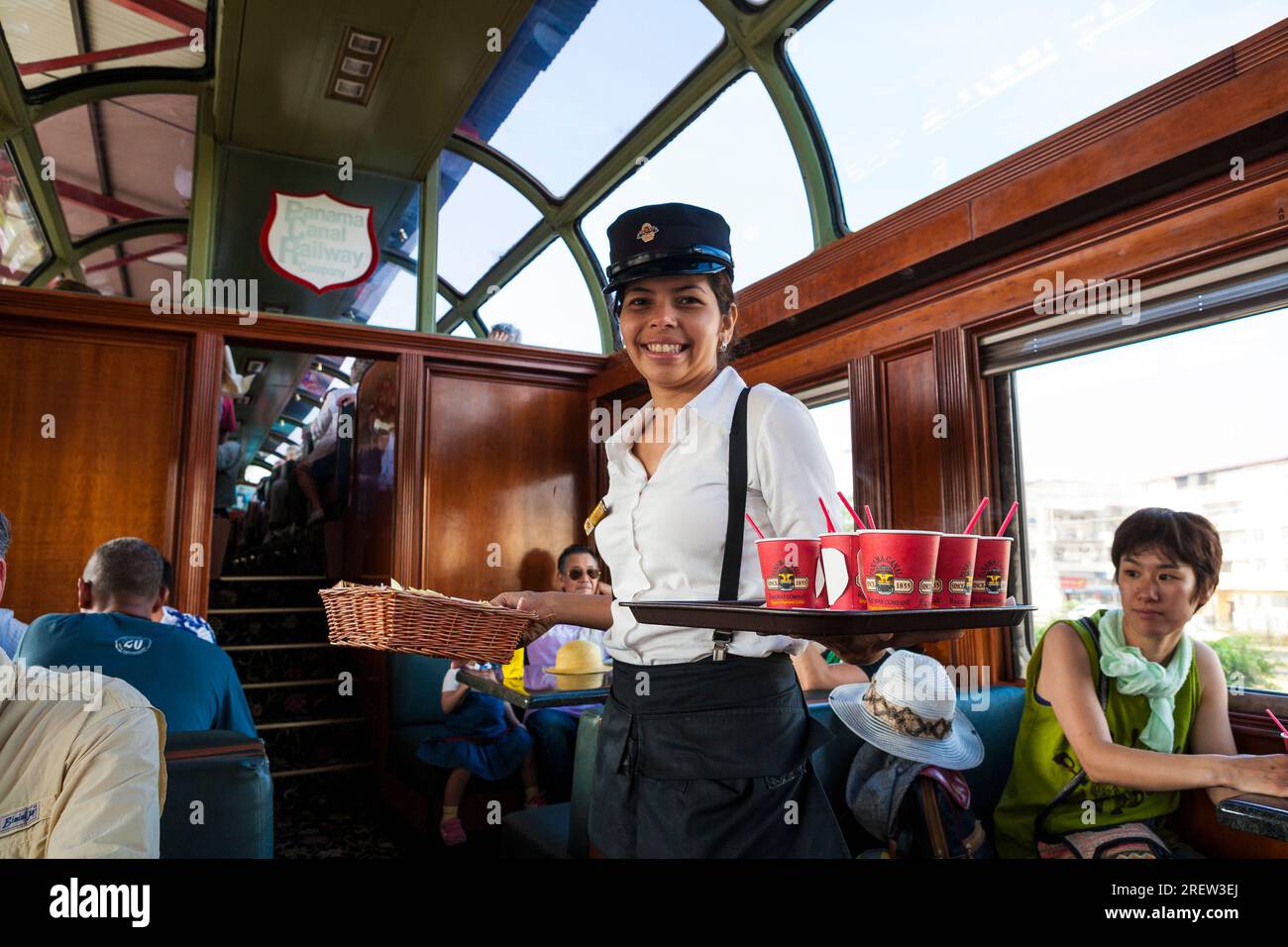 Cameriera a bordo del treno di proprietà della compagnia Panama Canal Railway, tra Panama City e Colon, Repubblica di Panama, America centrale Foto Stock