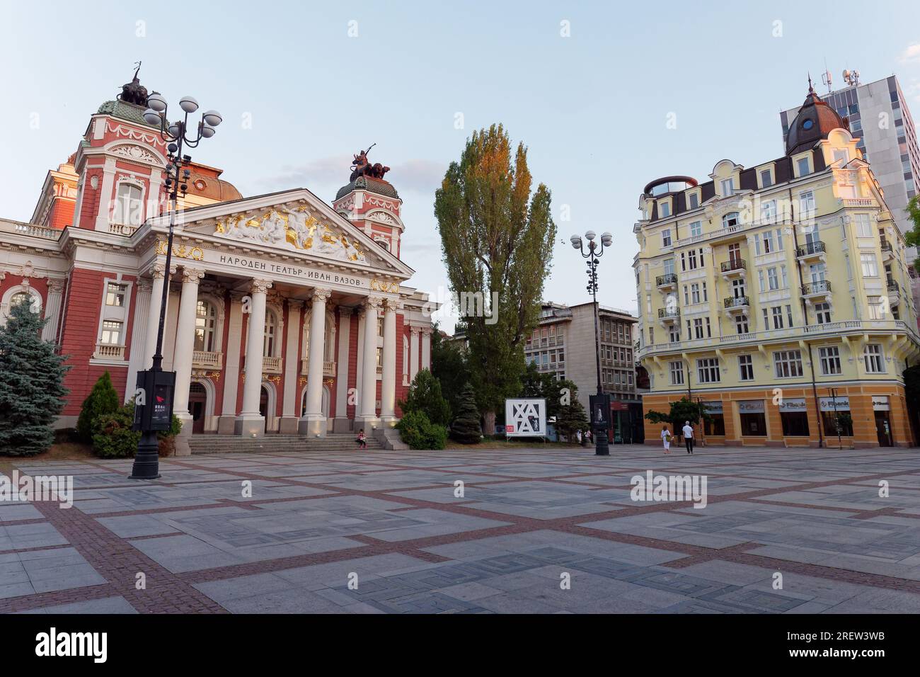 Il Teatro Nazionale Ivan Vazov e le strutture vicine, si trovano nella zona dei Giardini cittadini, Sofia, Bulgaria. 29 luglio 2023 Foto Stock