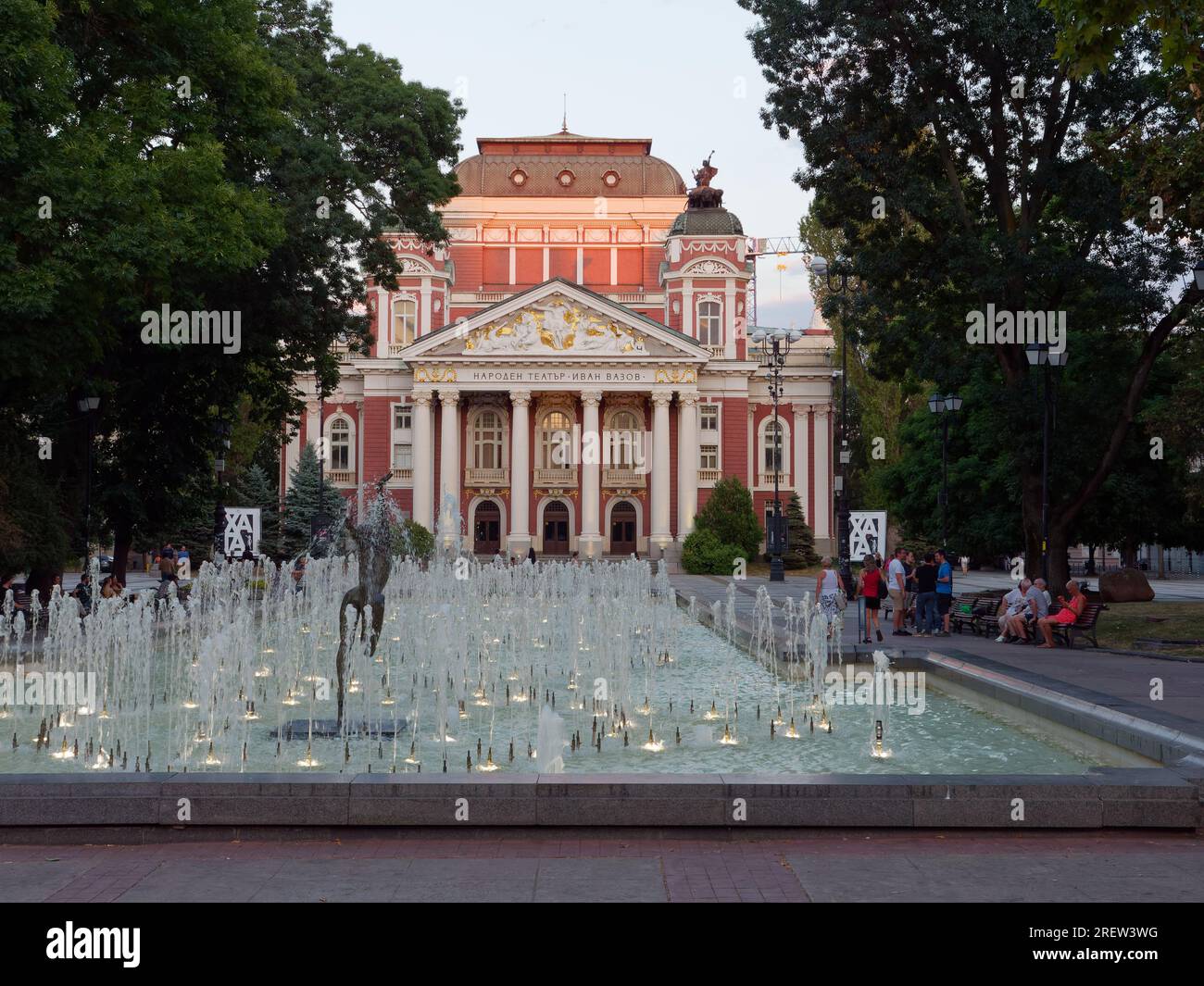 Ivan Vazov National Theatre, situato nell'area dei giardini della città, con fontana e visitatori, Sofia, Bulgaria. 29 luglio 2023 Foto Stock