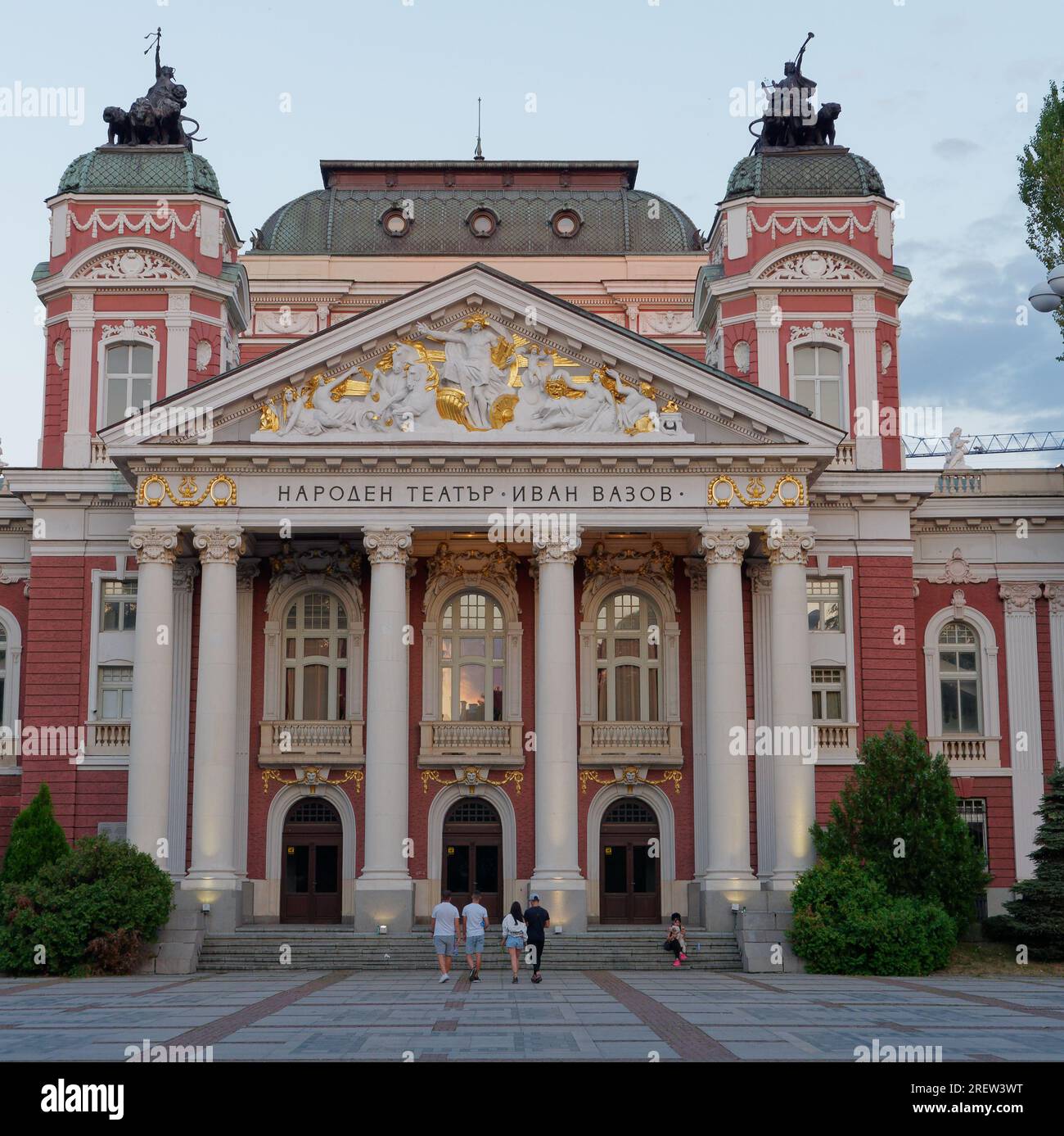 Il Teatro Nazionale Ivan Vazov si trova nell'area dei Giardini della città, mentre la gente si avvicina all'edificio in una serata estiva. Sofia, Bulgaria. 29 luglio 2023 Foto Stock
