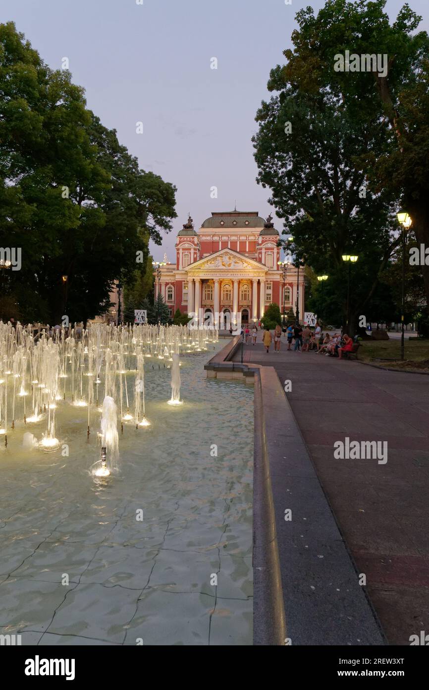 Ivan Vazov National Theatre, situato nell'area dei giardini della città, con fontana e visitatori, Sofia, Bulgaria. 29 luglio 2023 Foto Stock