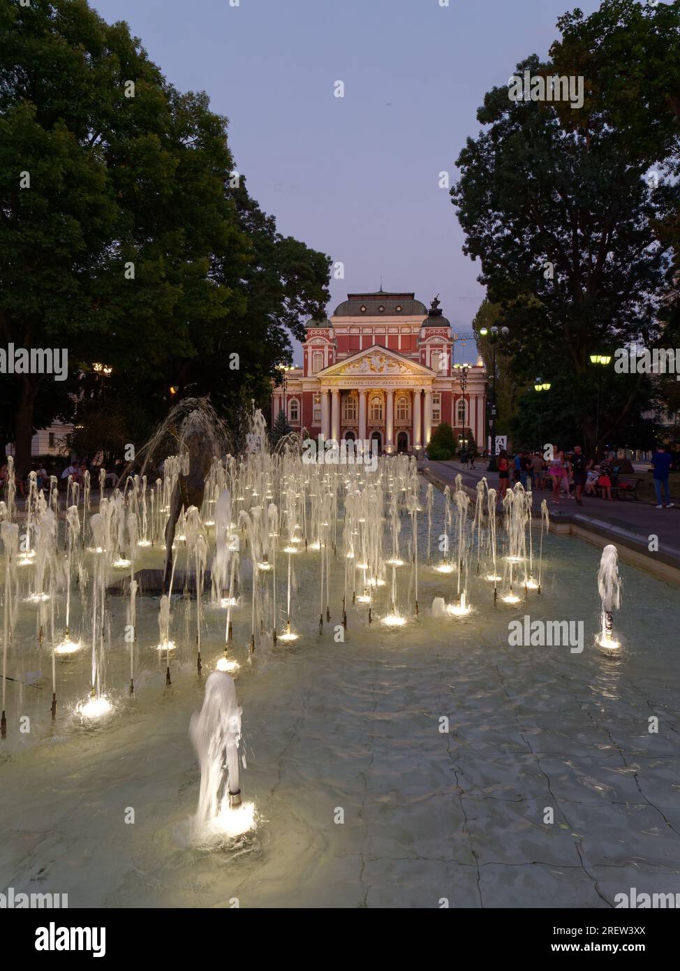 Ivan Vazov National Theatre, situato nell'area dei giardini della città, con fontana e visitatori, Sofia, Bulgaria. 29 luglio 2023 Foto Stock