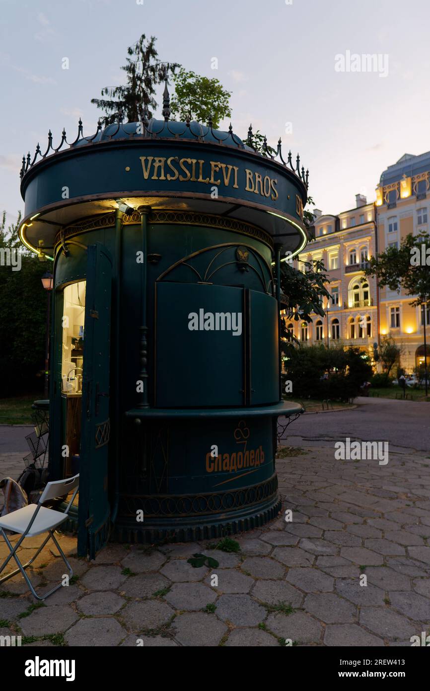 Chiosco verde per distributori automatici in una serata estiva vicino al tramonto nel parco cittadino. Sofia, Bulgaria. 29 luglio 2023 Foto Stock