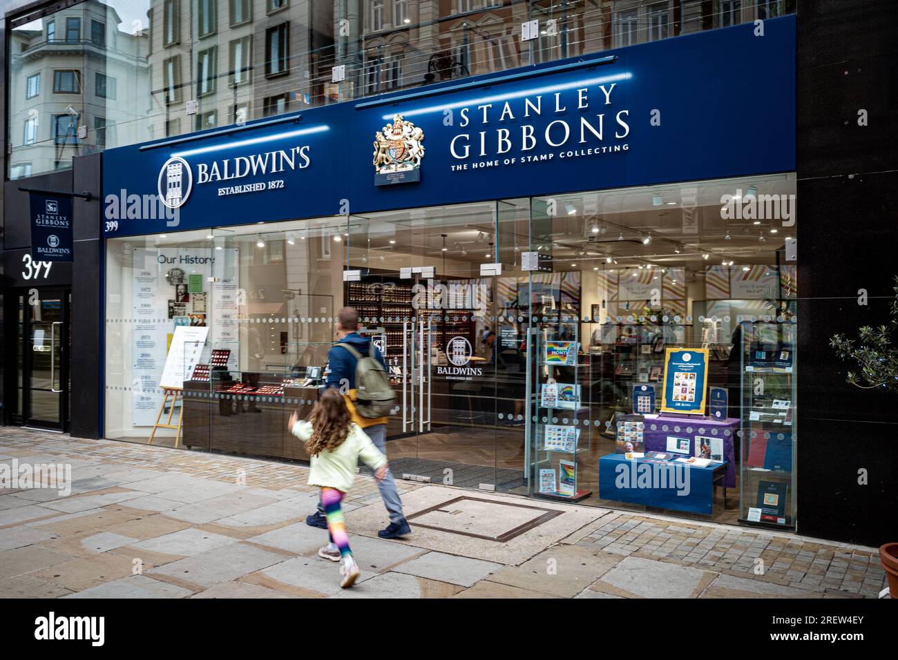 Stanley Gibbons e Baldwins showroom e HQ al 399 The Strand London. Stanley Gibbons è il più lungo commerciante di francobolli al mondo. Foto Stock