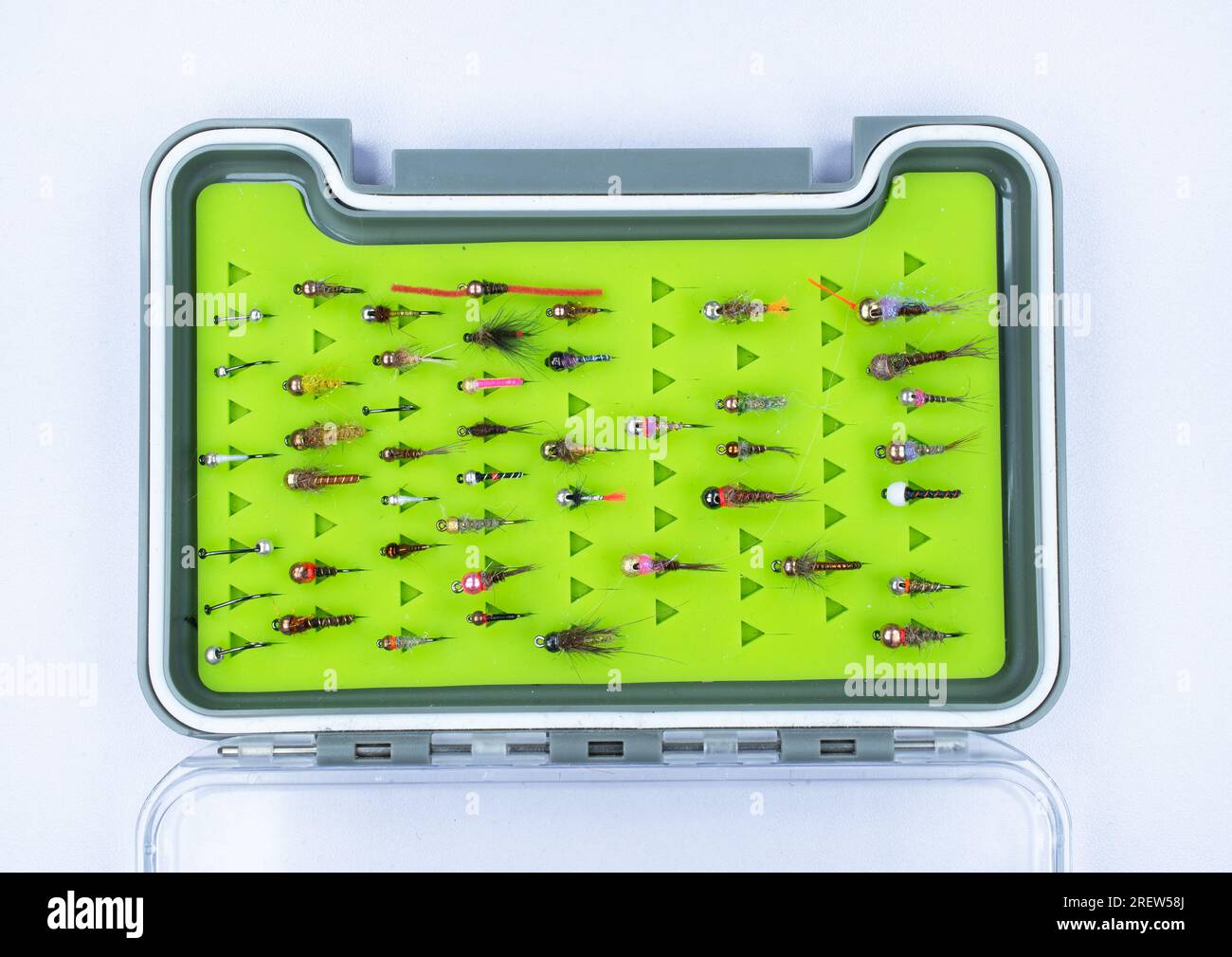 Un set di mosche da pesca in una scatola per la pesca con la mosca Foto Stock
