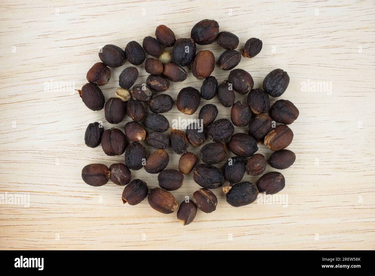 Caffè secco su fondo di legno Foto Stock