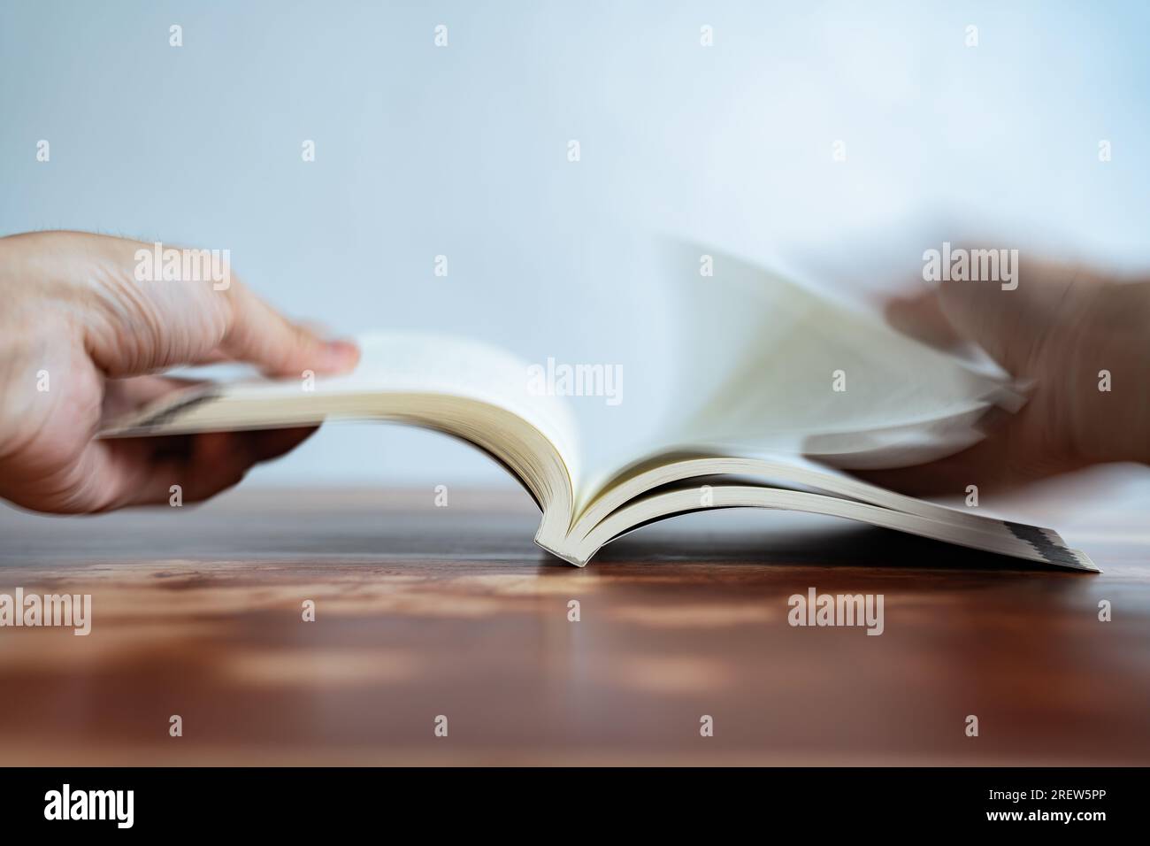 Lettura di un libro scattato con tecnica di esposizione lunga Foto Stock