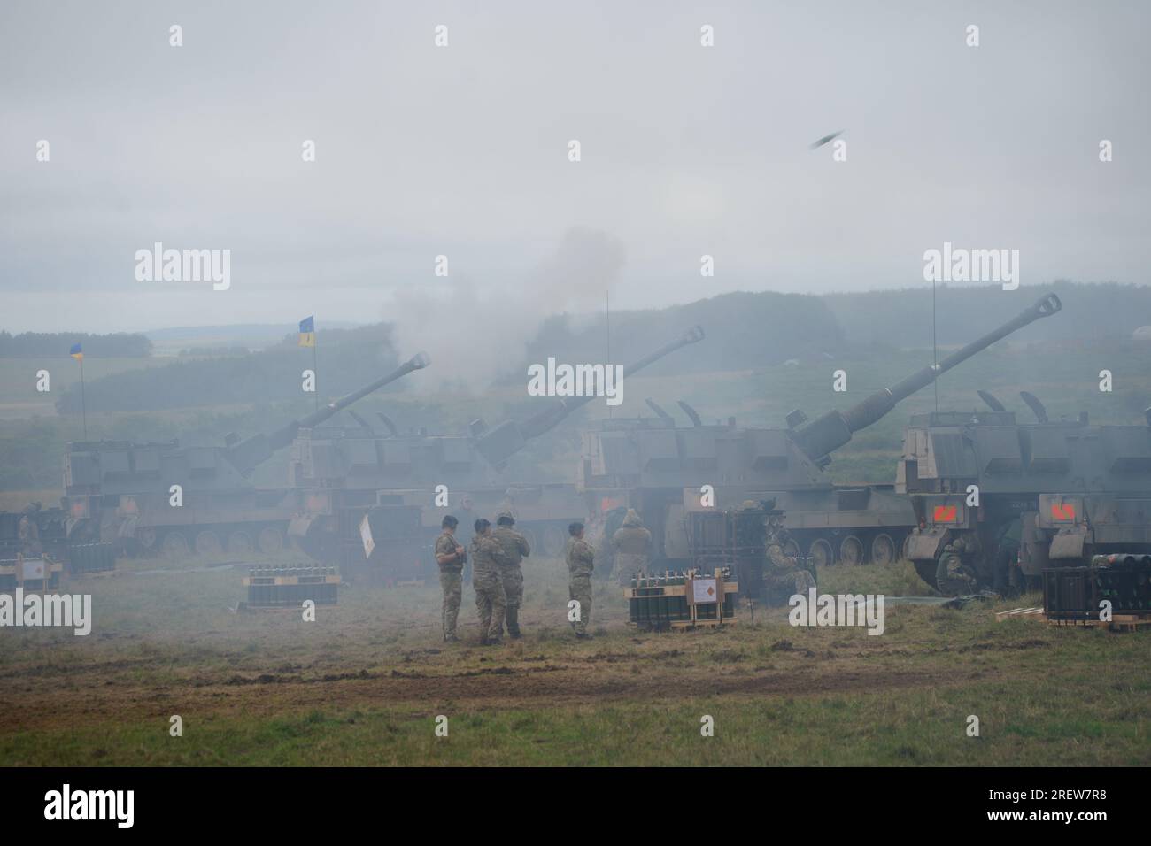 Gli specialisti ucraini appena addestrati che sparavano ai britannici donarono cannoni semoventi da 155 mm AS90 sotto la supervisione degli istruttori dell'esercito britannico mentre giungevano alla fine della loro formazione nel sud-ovest dell'Inghilterra. Data foto: Giovedì 27 luglio 2023. Foto Stock